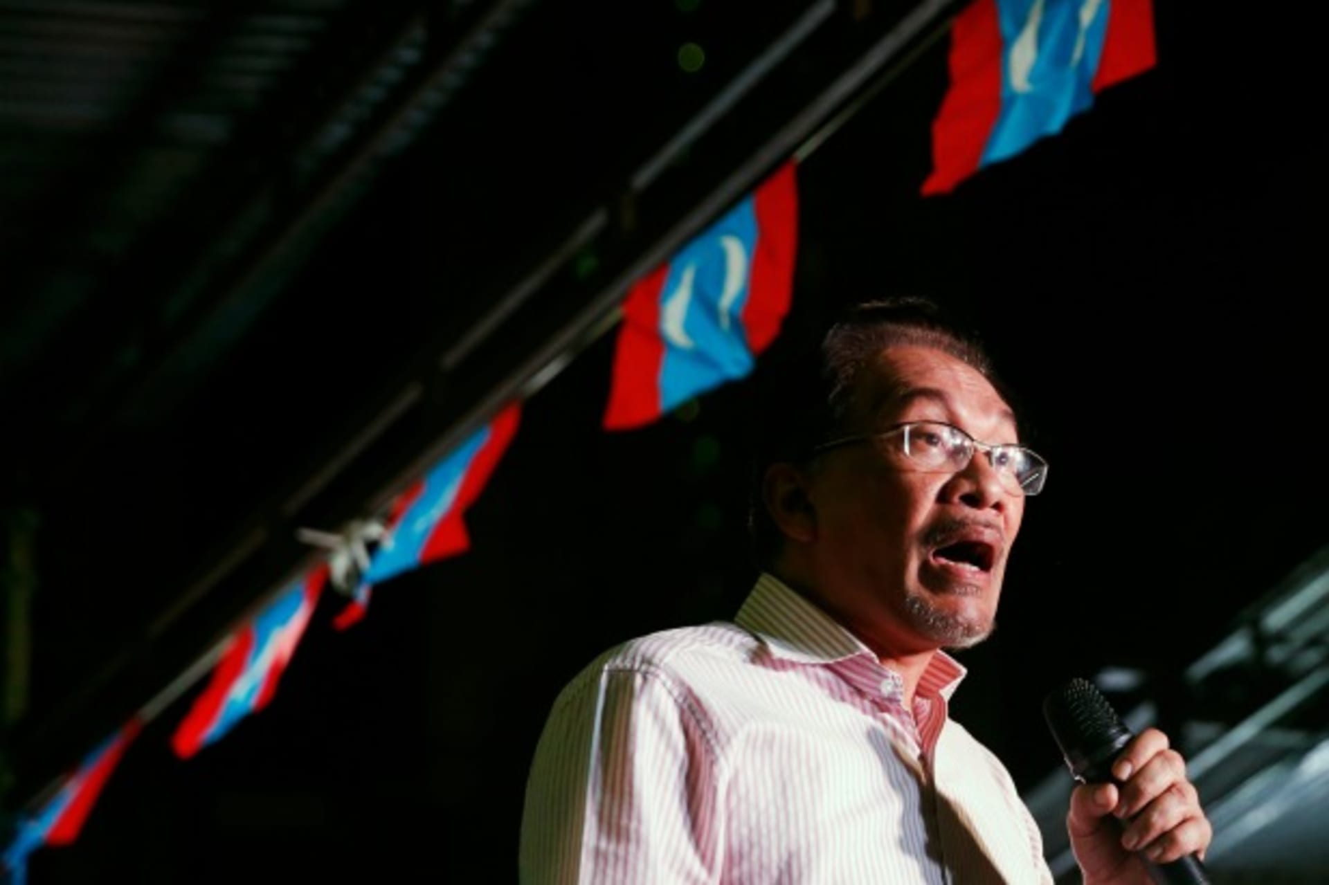 <p>Malaysia’s opposition leader Anwar Ibrahim speaks at a rally on the eve of the verdict in his final appeal against a conviction for sodomy in Kuala Lumpur, February 9, 2015. REUTERS/Olivia Harris (MALAYSIA – Tags: POLITICS CRIME LAW)</p>
