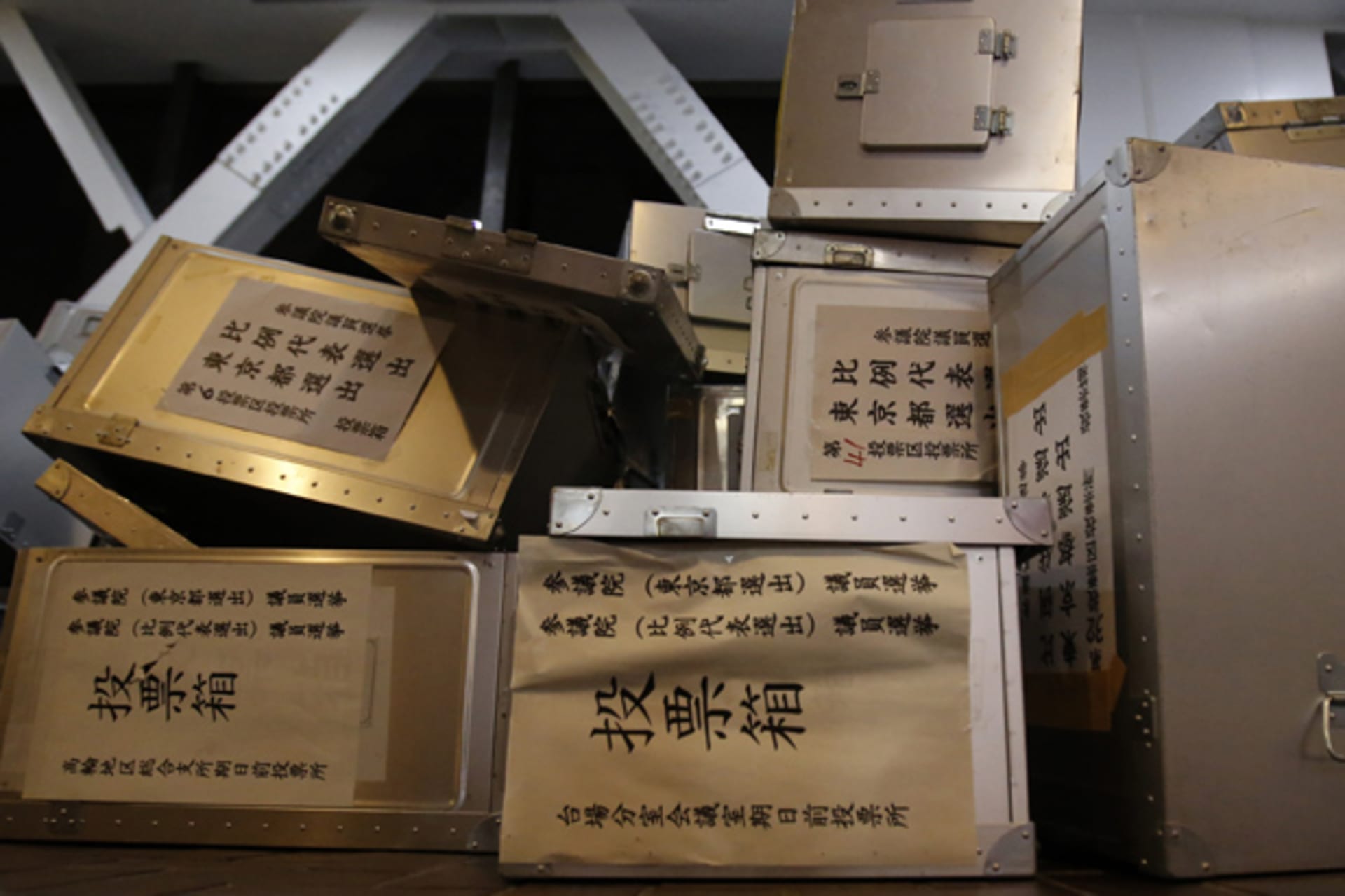 <p>Empty voting boxes are seen at a ballot counting center for the upper house election in Tokyo July 21, 2013</p>
