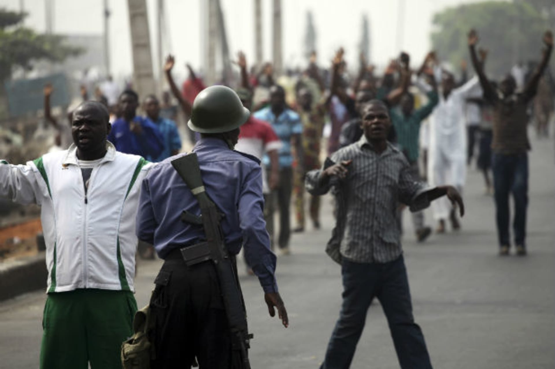 A soldier guards a road during an operation to disperse people protesting against the removal of fuel subsidies in Lagos 16/01/2012.