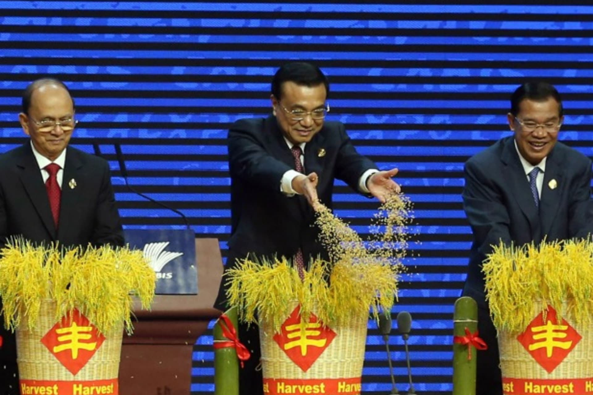 <p>China’s Premier Li Keqiang, flanked by President of Myanmar Thein Sein (L) and Cambodia’s Prime Minister Hun Sen, sows the “se…f the 10th China-ASEAN Expo in Nanning, Guangxi Zhuang Autonomous region, on September 3, 2013 (China Daily/Courtesy Reuters).</p>
