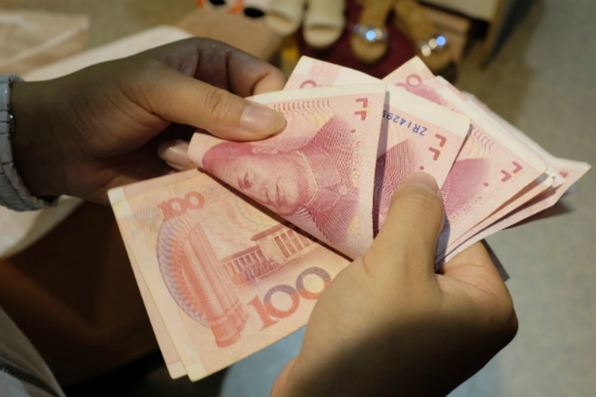 <p>A woman counts Chinese yuan notes at a market in Beijing on July 1, 2013. Chinese markets stabilized on Monday as investors sp…art from a flurry of official reassurances that there is ample liquidity in the financial system. (Jason Lee/Courtesy Reuters)</p>
