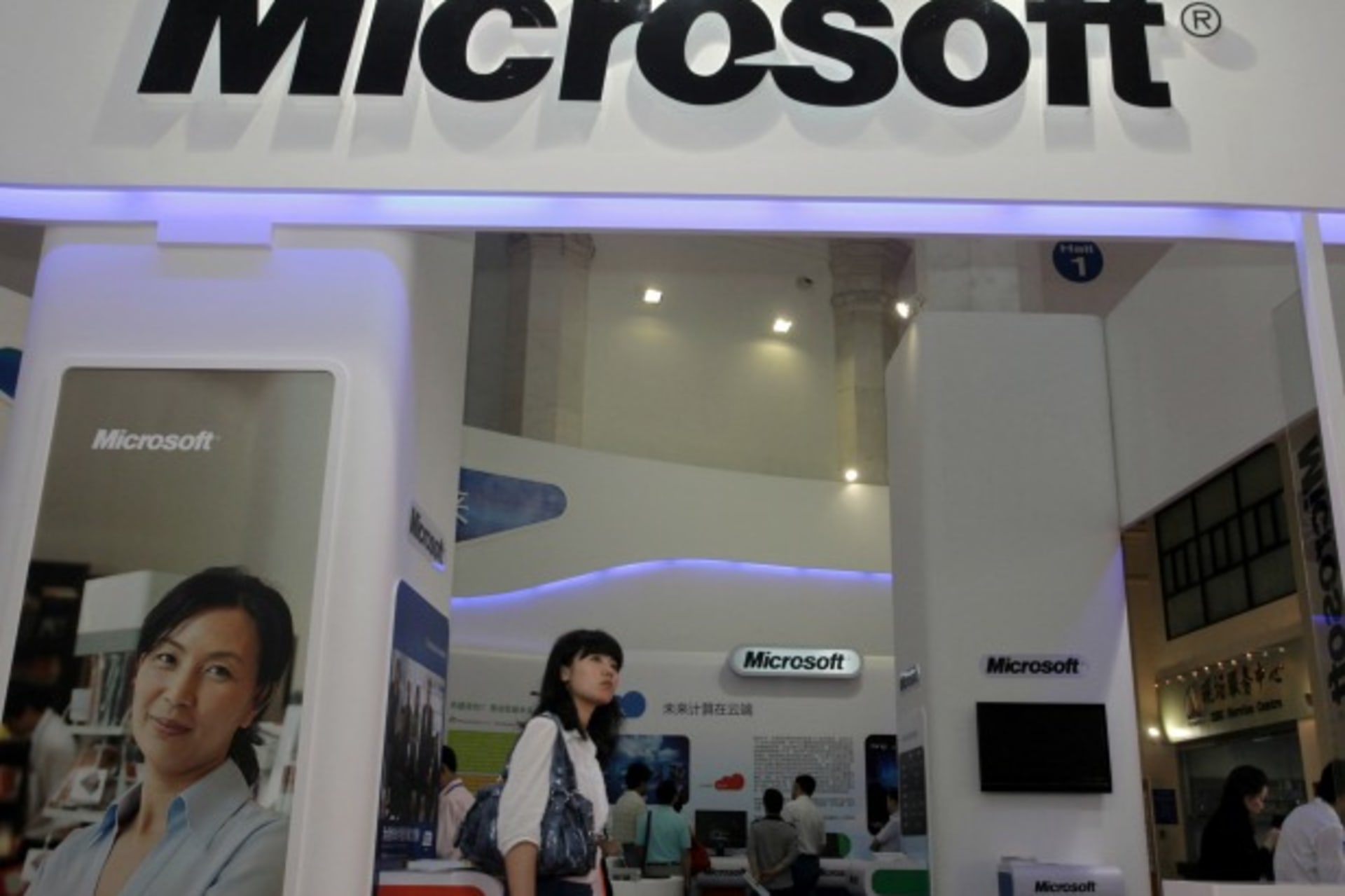 <p>A visitor walks past a Microsoft booth at a computer software expo in Beijing, June 2, 2010. Microsoft Corp appears to be the …10. REUTERS/Stringer (CHINA – Tags: BUSINESS SCIENCE TECHNOLOGY POLITICS) CHINA OUT. NO COMMERCIAL OR EDITORIAL SALES IN CHINA</p>
