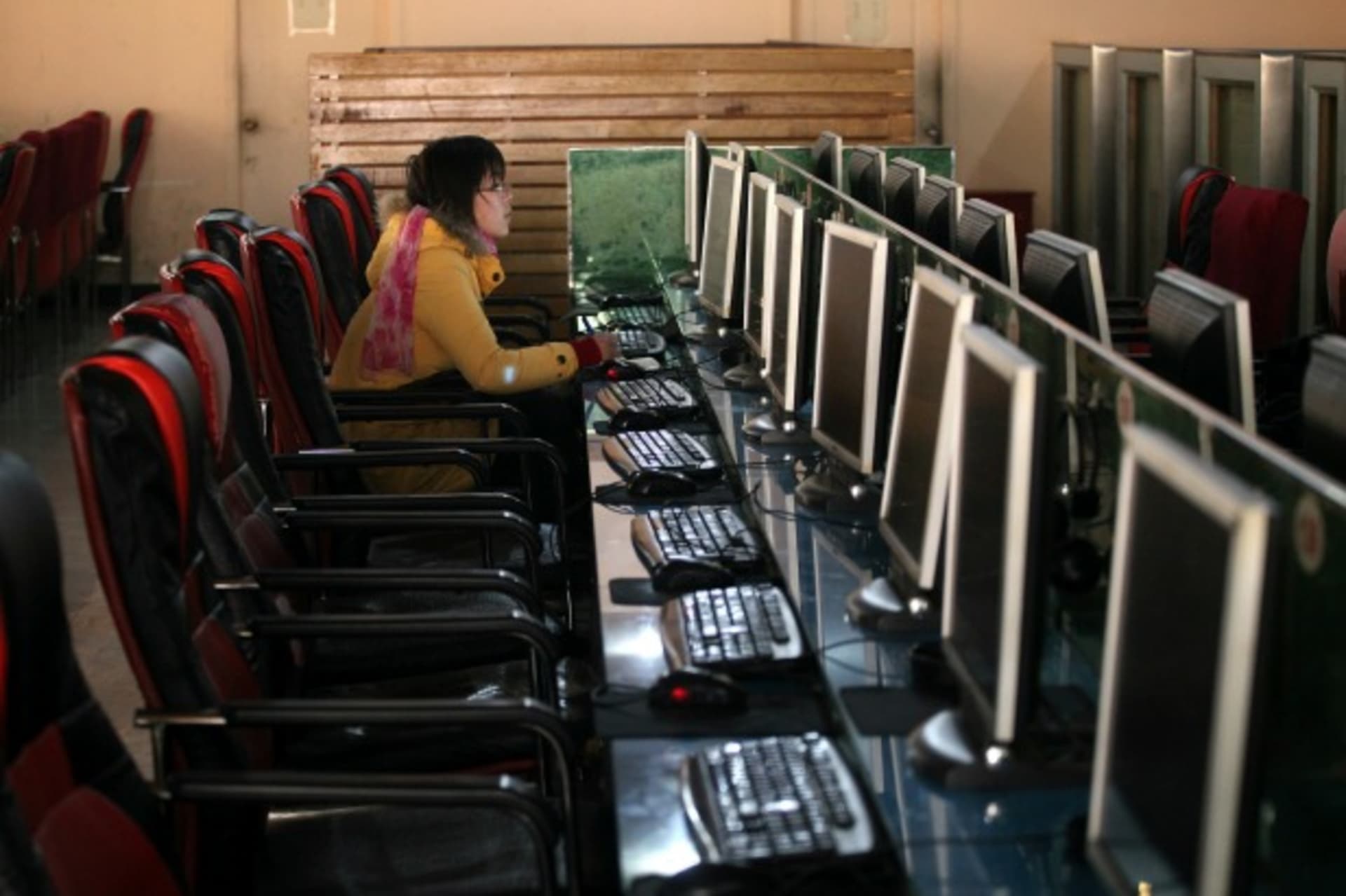 <p>A woman uses a computer in an internet cafe at the centre of Shanghai on January 13, 2010. (Nir Elias/Courtesy Reuters)</p>
