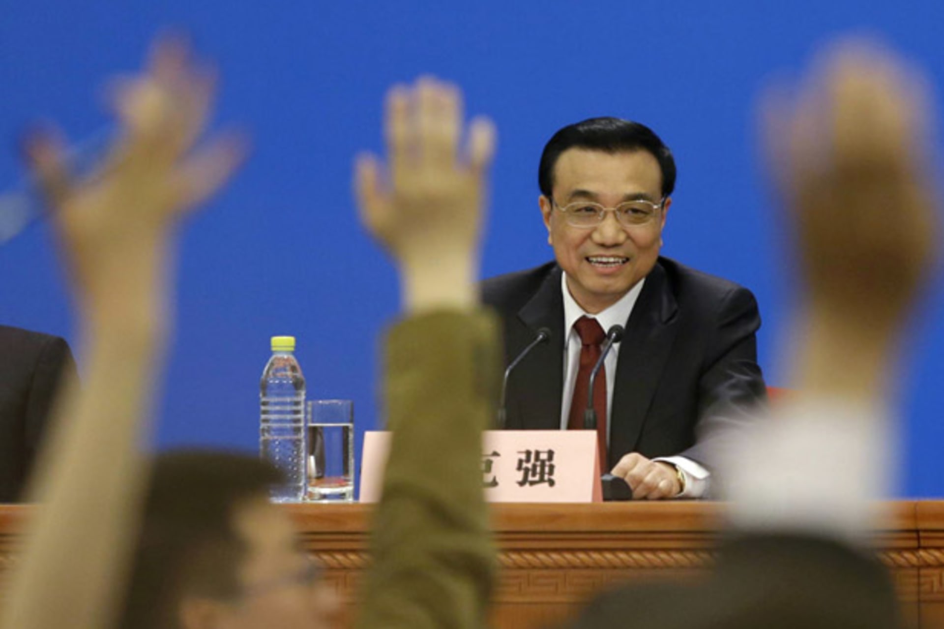 <p>China’s newly-elected premier Li Keqiang smiles as he takes questions during a news conference after the closing session of the National People’s Congress in Beijing March 17, 2013.</p>

