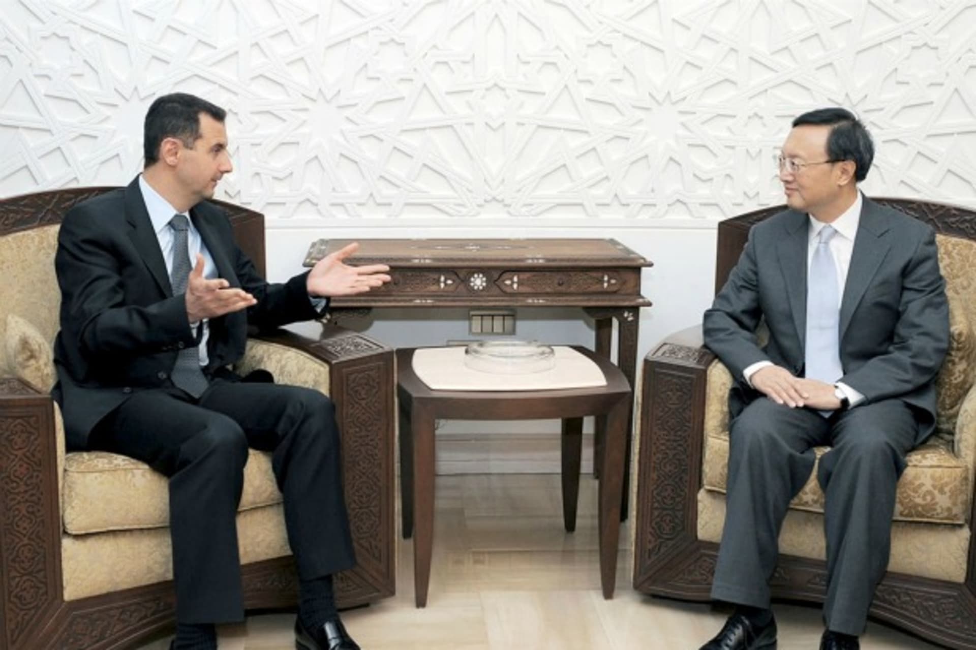 <p>Syria’s President Bashar al-Assad (L) meets China’s Foreign Minister Yang Jiechi in Damascus on April 26, 2009.</p>