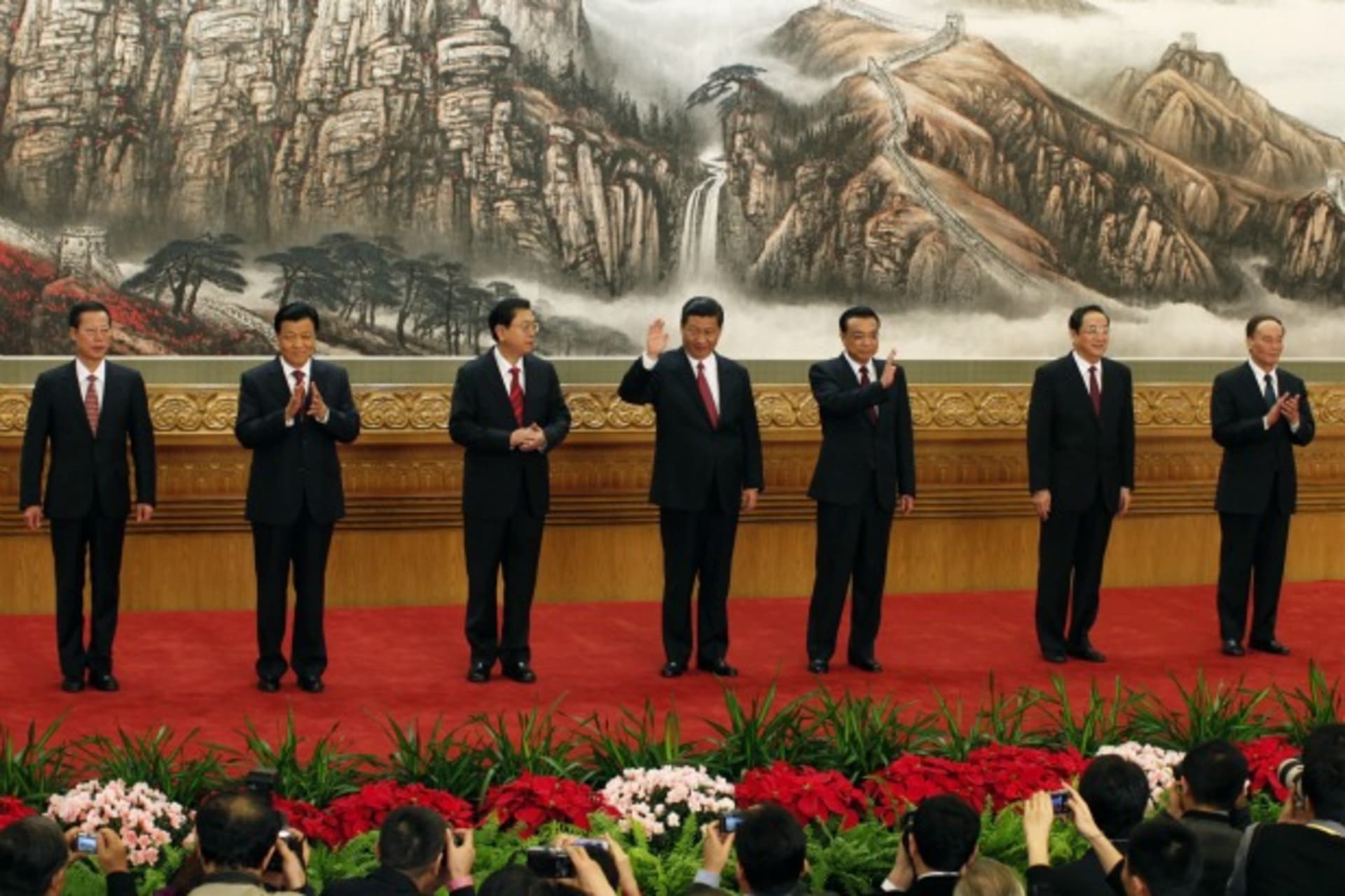 <p>China’s new Politburo Standing Committee members Zhang Gaoli, Liu Yunshan, Zhang Dejiang, Xi Jinping, Li Keqiang, Yu Zhengsheng and Wang Qishan, line up as they meet with press at the Great Hall of the People in Beijing on November 15, 2012.</p>
