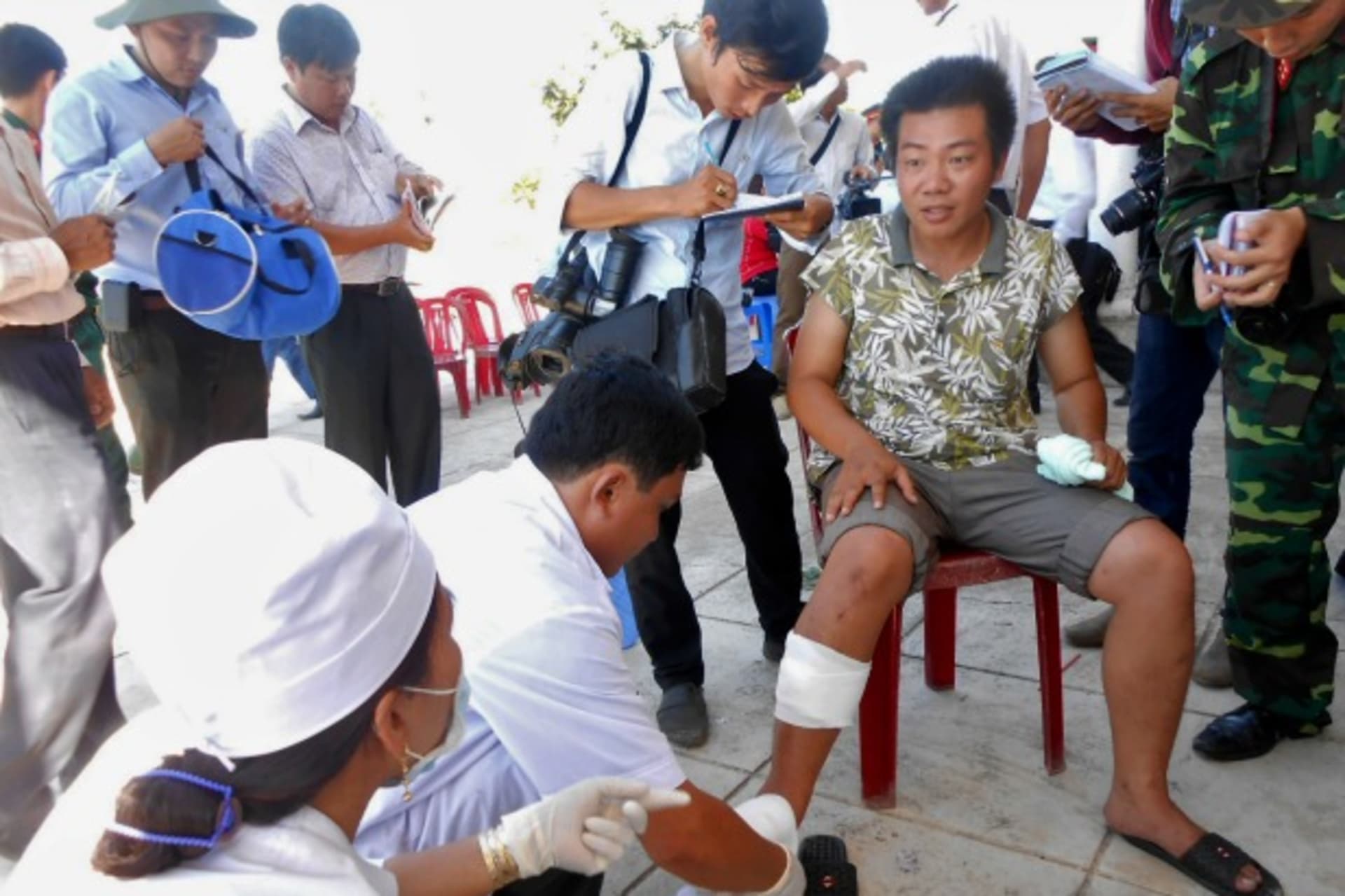 <p>A fisherman (C) receives medical treatment upon his arrival home, after his boat was rammed and then sunk by Chinese vessels n…disputed Paracels Islands, at Ly Son island of Vietnam’s central Quang Ngai province May 29, 2014. (Stringer/Courtesy Reuters)</p>

