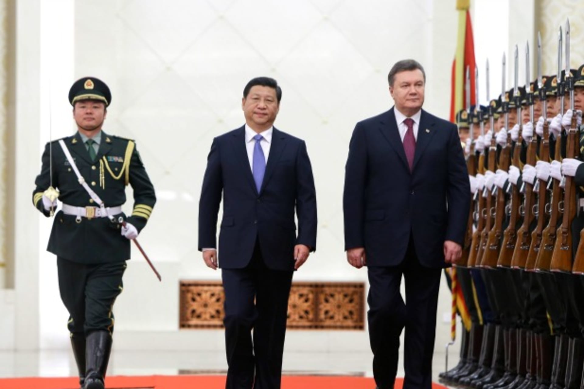<p>China’s President Xi Jinping ( C) and his Ukrainian counterpart Viktor Yanukovich inspect honour guards during a welcome ceremony at the Great Hall of the People in Beijing on December 5, 2013. (Jason Lee/Courtesy Reuters)</p>
