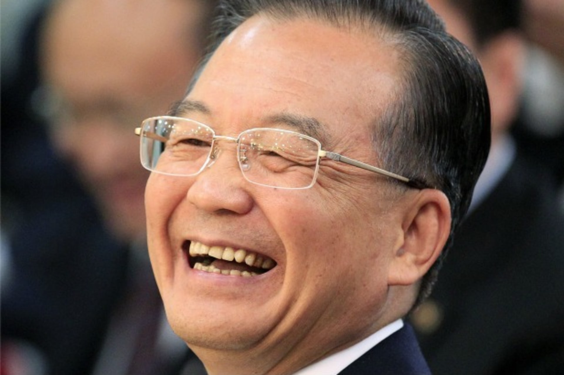 <p>Chinese Premier Wen Jiabao smiles as he watches a performance given by students during his visit to the Chinese Culture Center in Seoul on May 29, 2010.</p>

