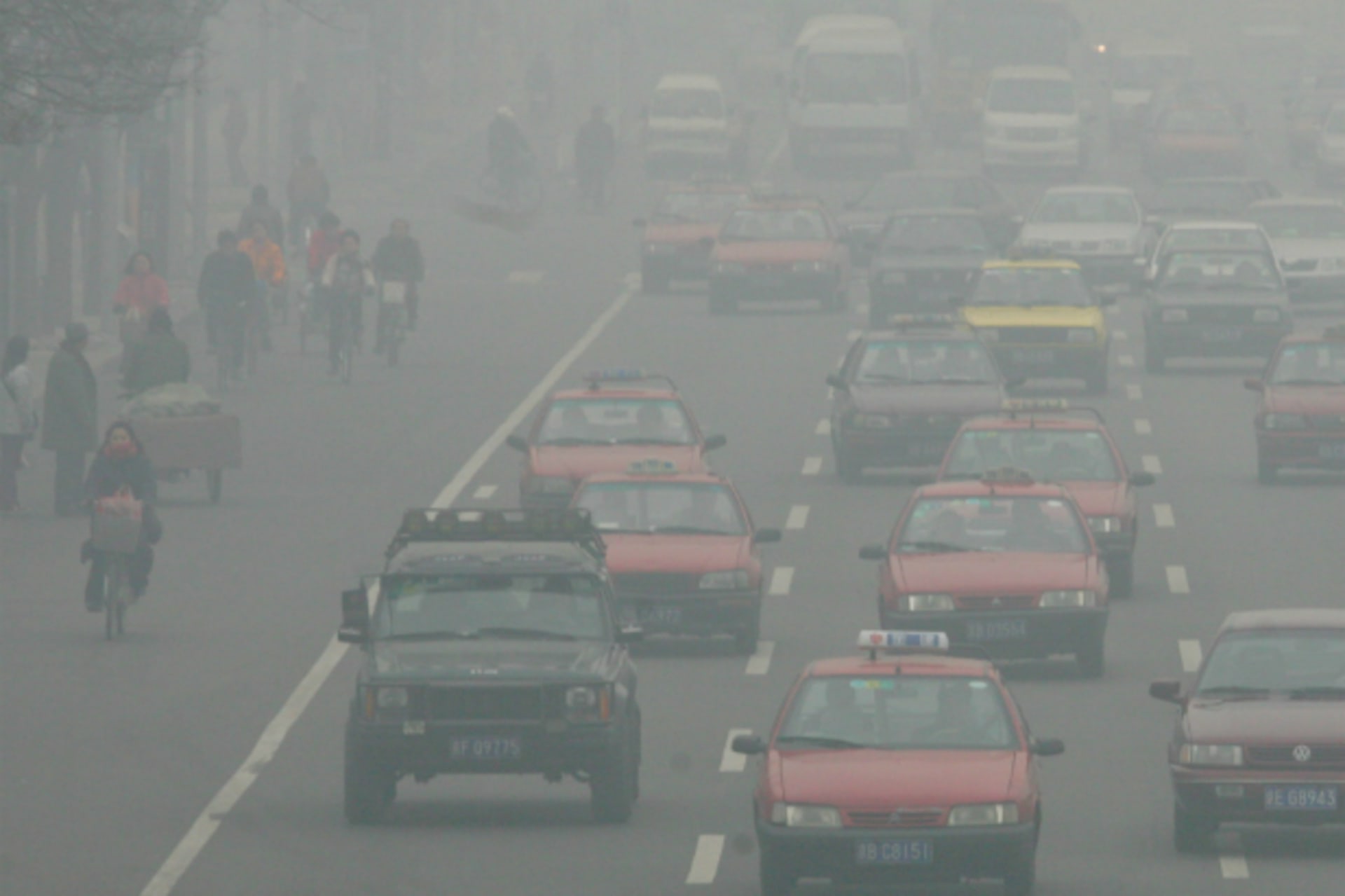 <p>Chinese commuters make their way in heavy smog in Beijing</p>
