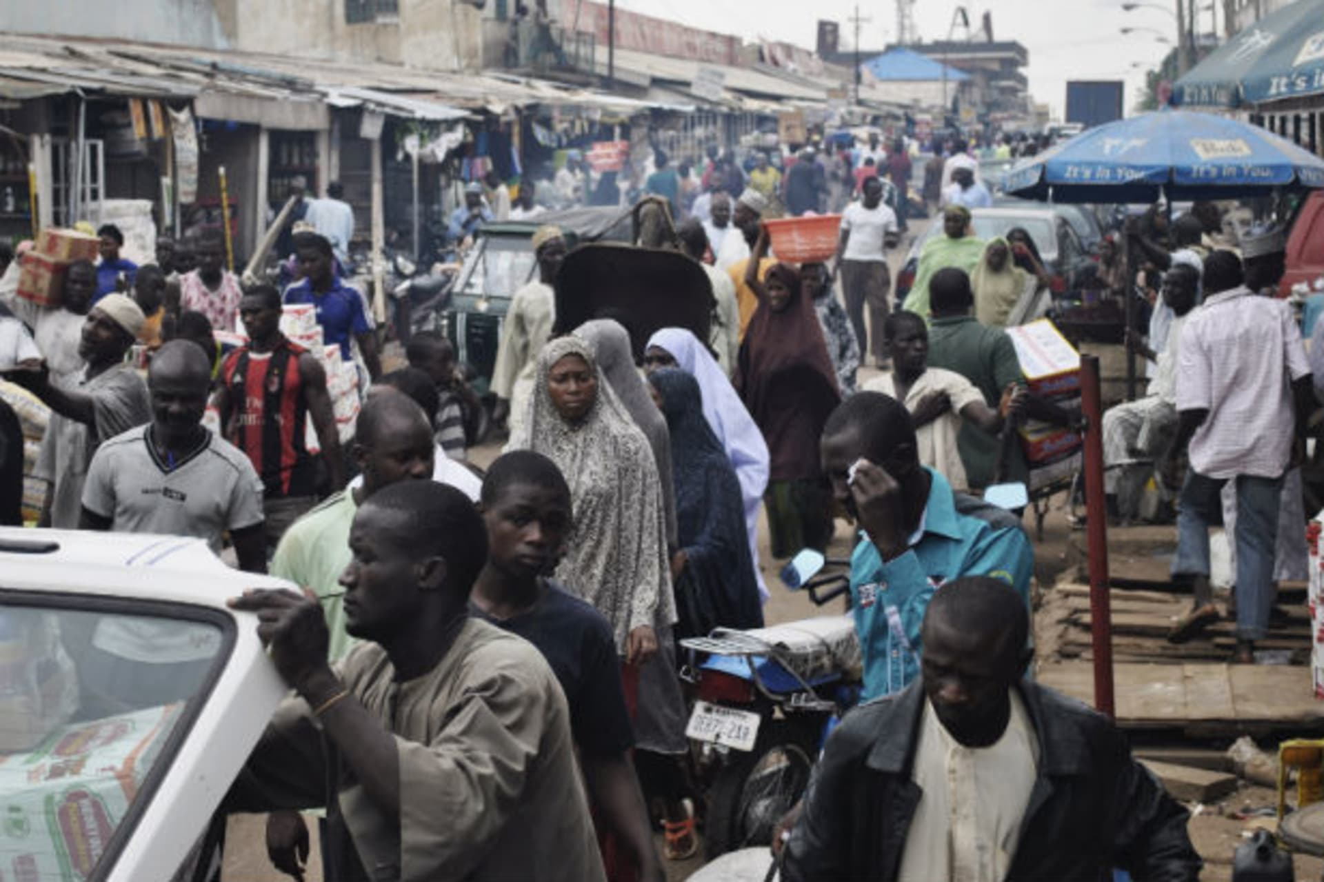 Crowds fill Abubakar Gumi central market after authorities relaxed a 24 hour curfew in the northern Nigerian city of Kaduna, June 24, 2012.