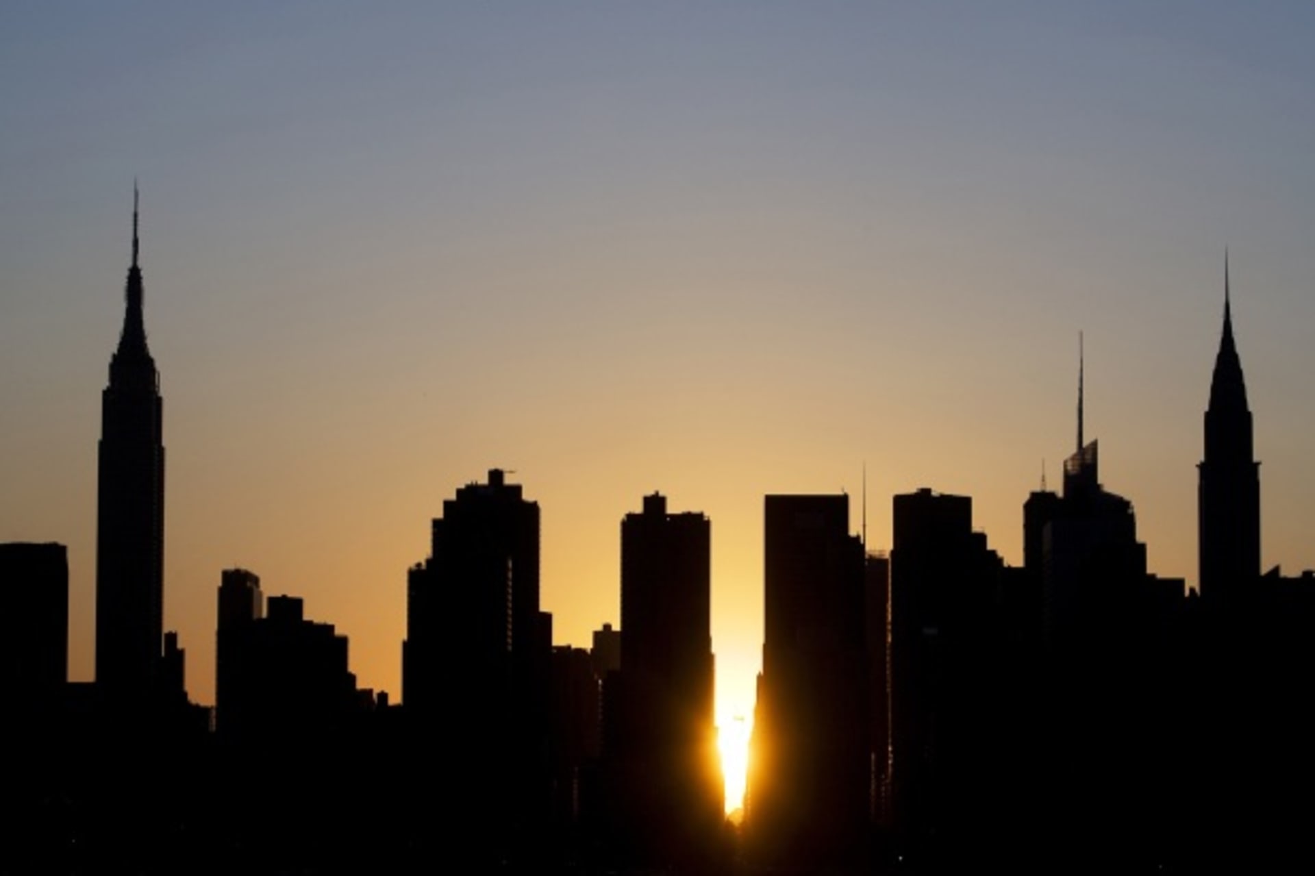 <p>The sun sets over the city in a phenomenon known as “Manhattanhenge” in New York in 2009 (Courtesy Reuters/Lucas Jackson).</p>

