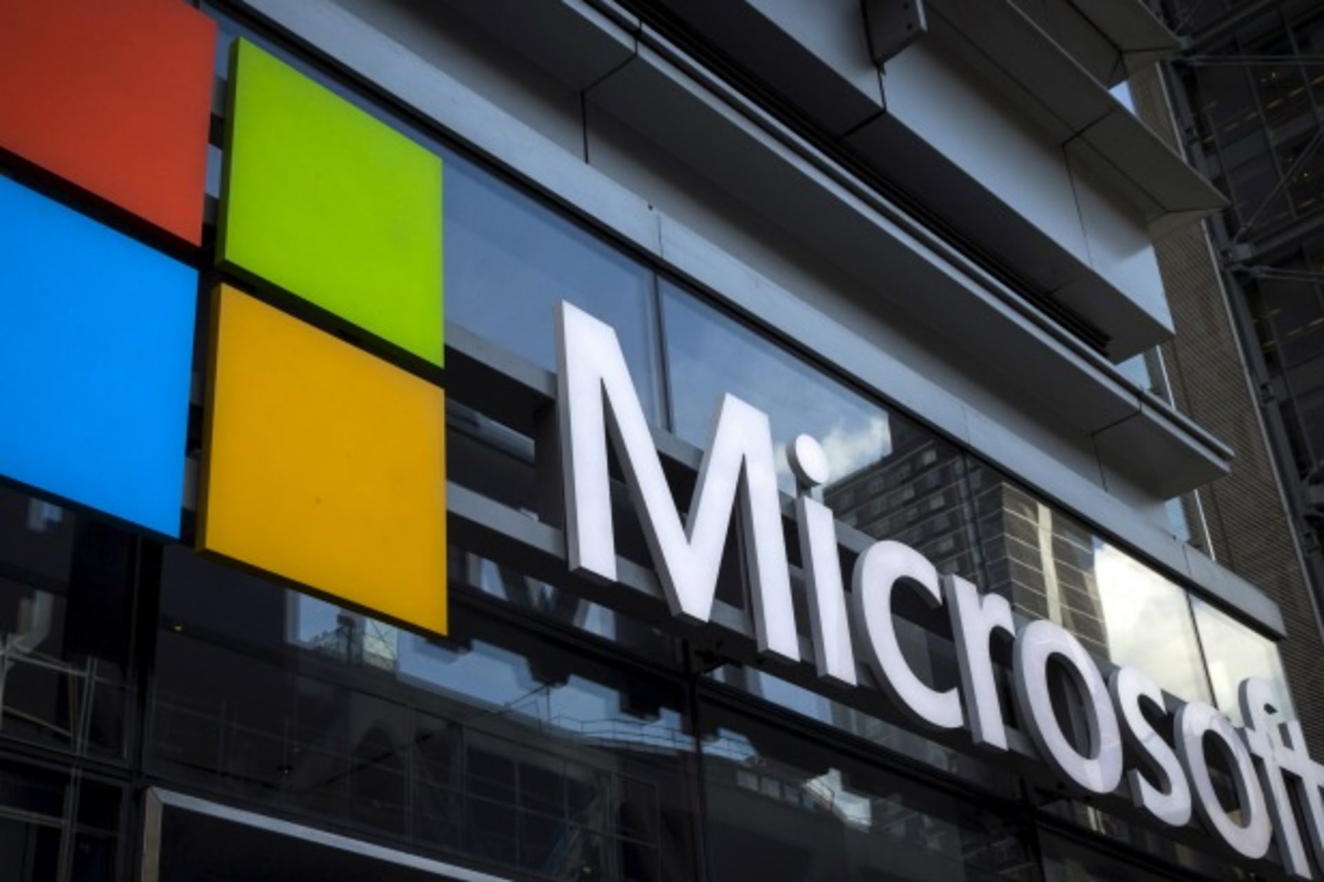 <p>Microsoft is challenging a rule that prohibits it from informing customers when the U.S. government has accessed their data. (Mike Segar/Reuters)</p>
