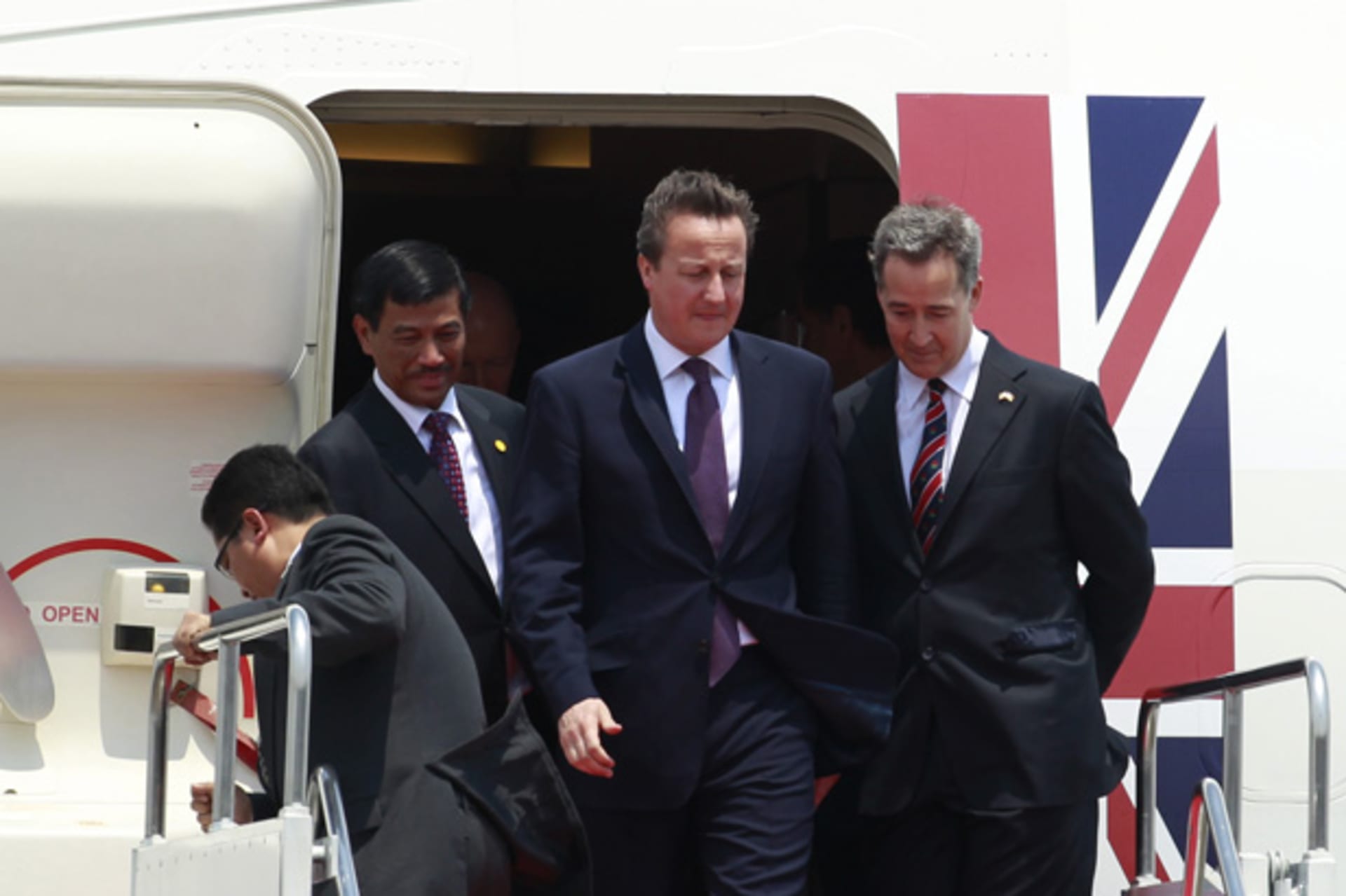 <p>British prime minister David Cameron walks beside British Ambassador to Indonesia Mark Canning upon his arrival in Jakarta, April 11, 2012.</p>