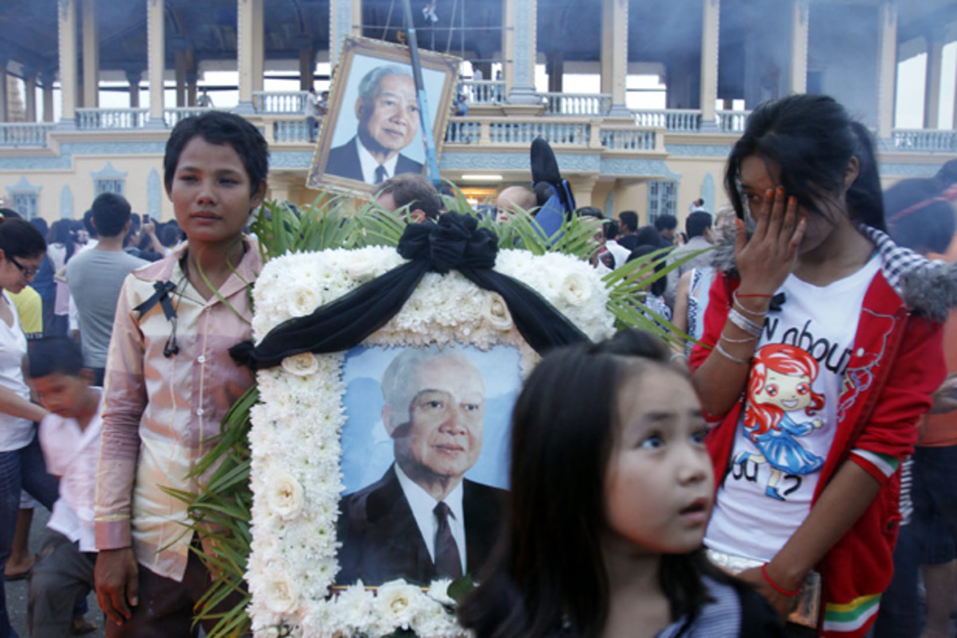 <p>Mourners gather to pay respects to the late former Cambodian king Norodom Sihanouk in front of the Royal Palace in Phnom Penh October 16, 2012.</p>
