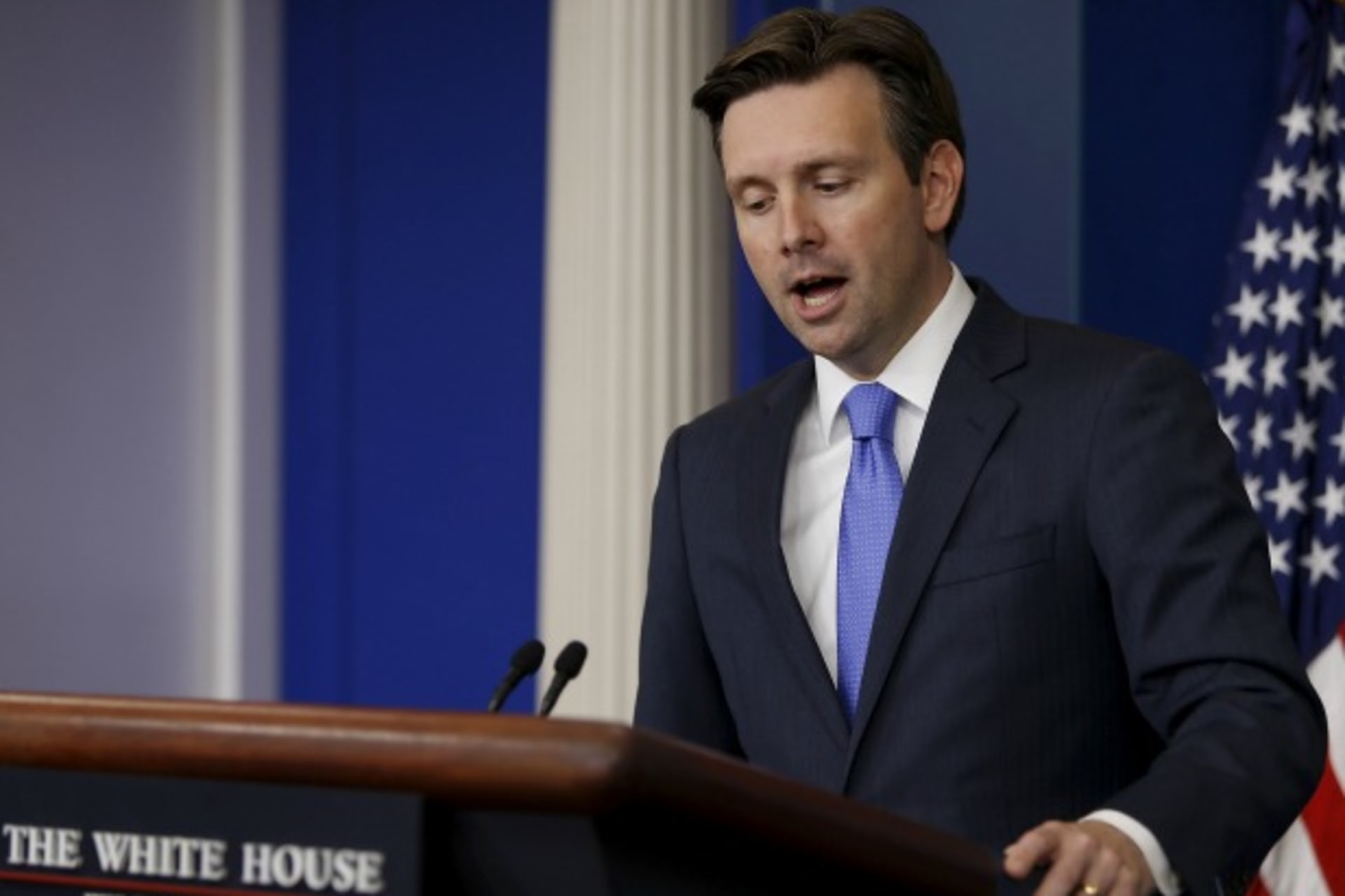 <p>White House Press Secretary Josh Earnest answers questions about an apparent bomb threat after evacuated journalists returned to the press briefing room at the White House in Washington on June 9, 2015 (Jonathan Ernst/Reuters).</p>
