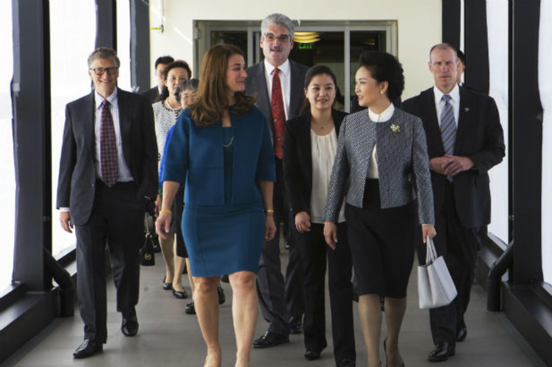 <p>Peng Liyuan, wife of Chinese President Xi Jinping, speaks with Melinda Gates, as she walks toward a lab for a tour at the Fred Hutchinson Cancer Research Center in Seattle, Washington, on September 23, 2015.</p>
