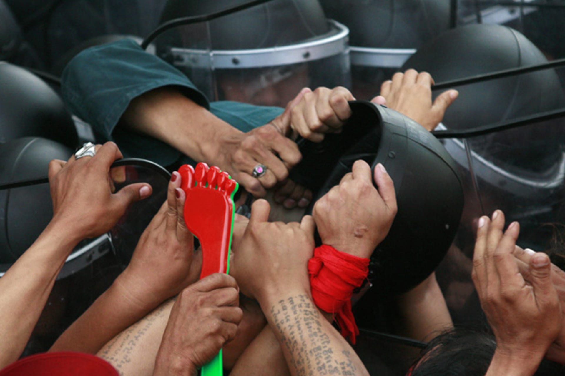 <p>Supporters of former prime minister Thaksin Shinawatra clash with riot police during a protest against the government outside Parliament in Bangkok December 30, 2008.</p>
