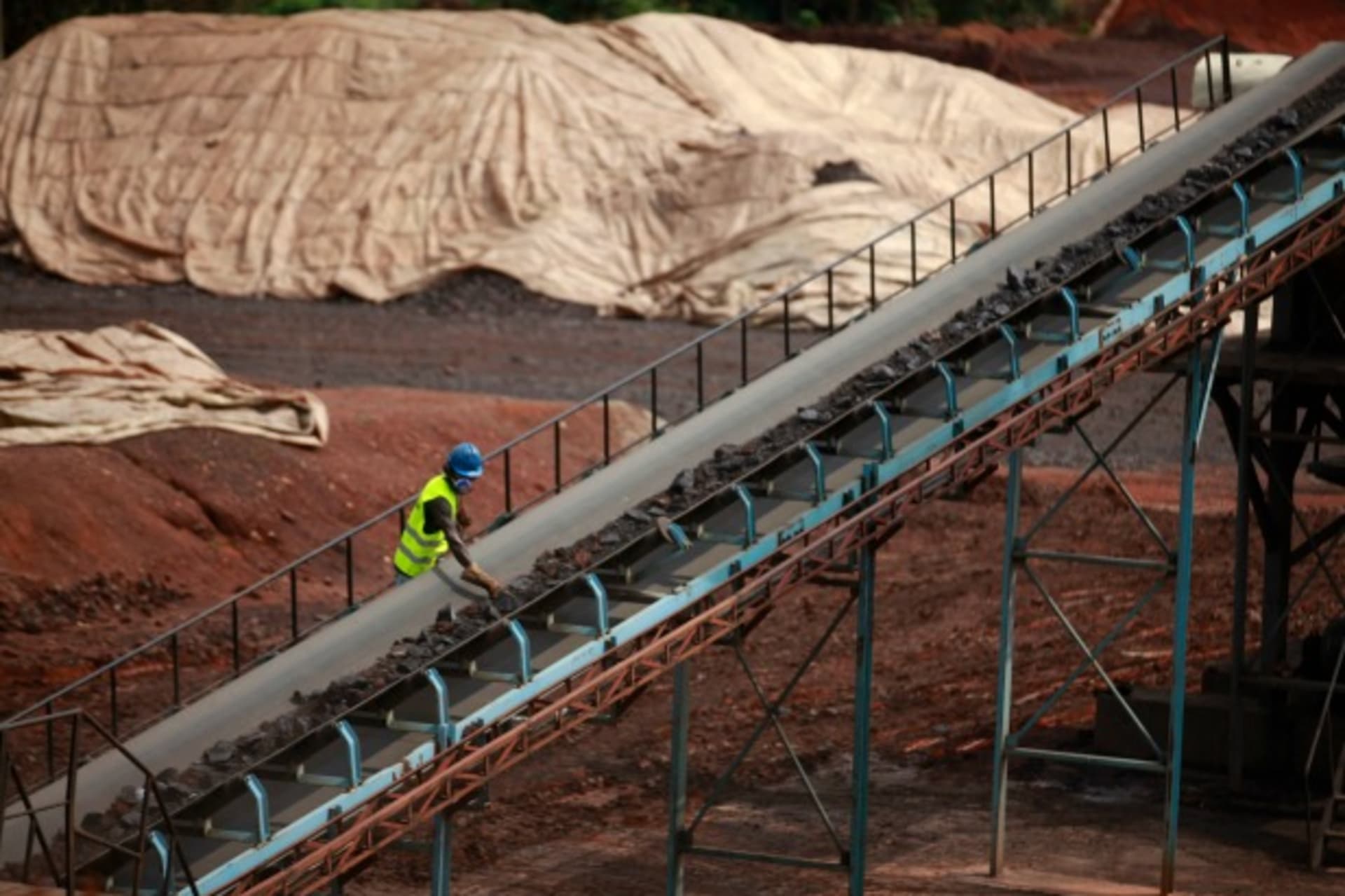 <p>A worker works at the Lauzoua manganese mine, supported by investment from the China National Geological and Mining Corporation, in the Ivory Coast on December 4, 2013. (Theirry Gouegnon/Courtesy Reuters)</p>
