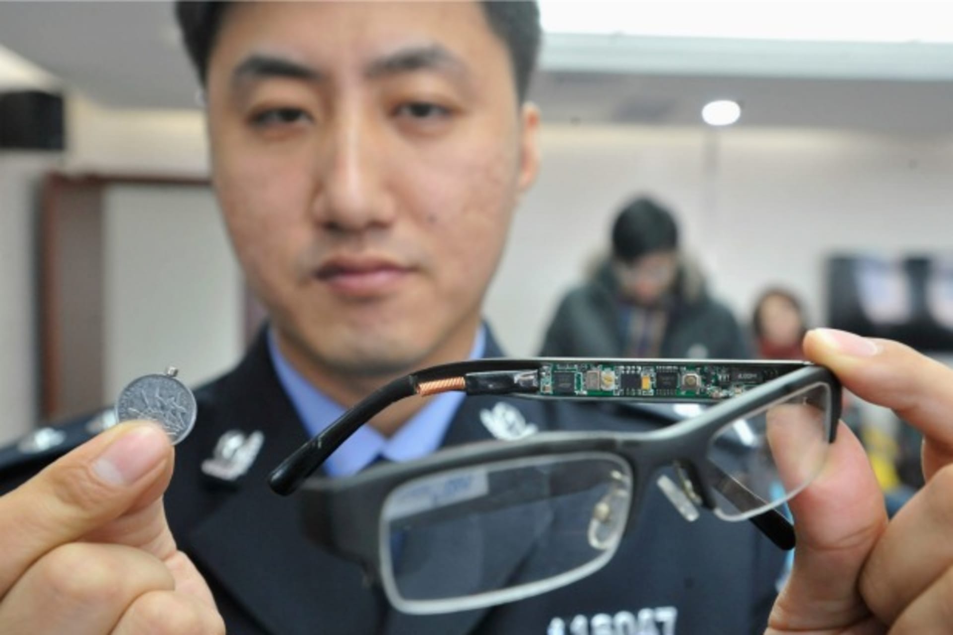 <p>A police officer displays a pair of glasses (R) with a hidden camera and a tiny receiver attached to a coin, which are both ex…er 22, 2013. REUTERS/Stringer (CHINA – Tags: EDUCATION CRIME LAW SOCIETY) CHINA OUT. NO COMMERCIAL OR EDITORIAL SALES IN CHINA</p>

