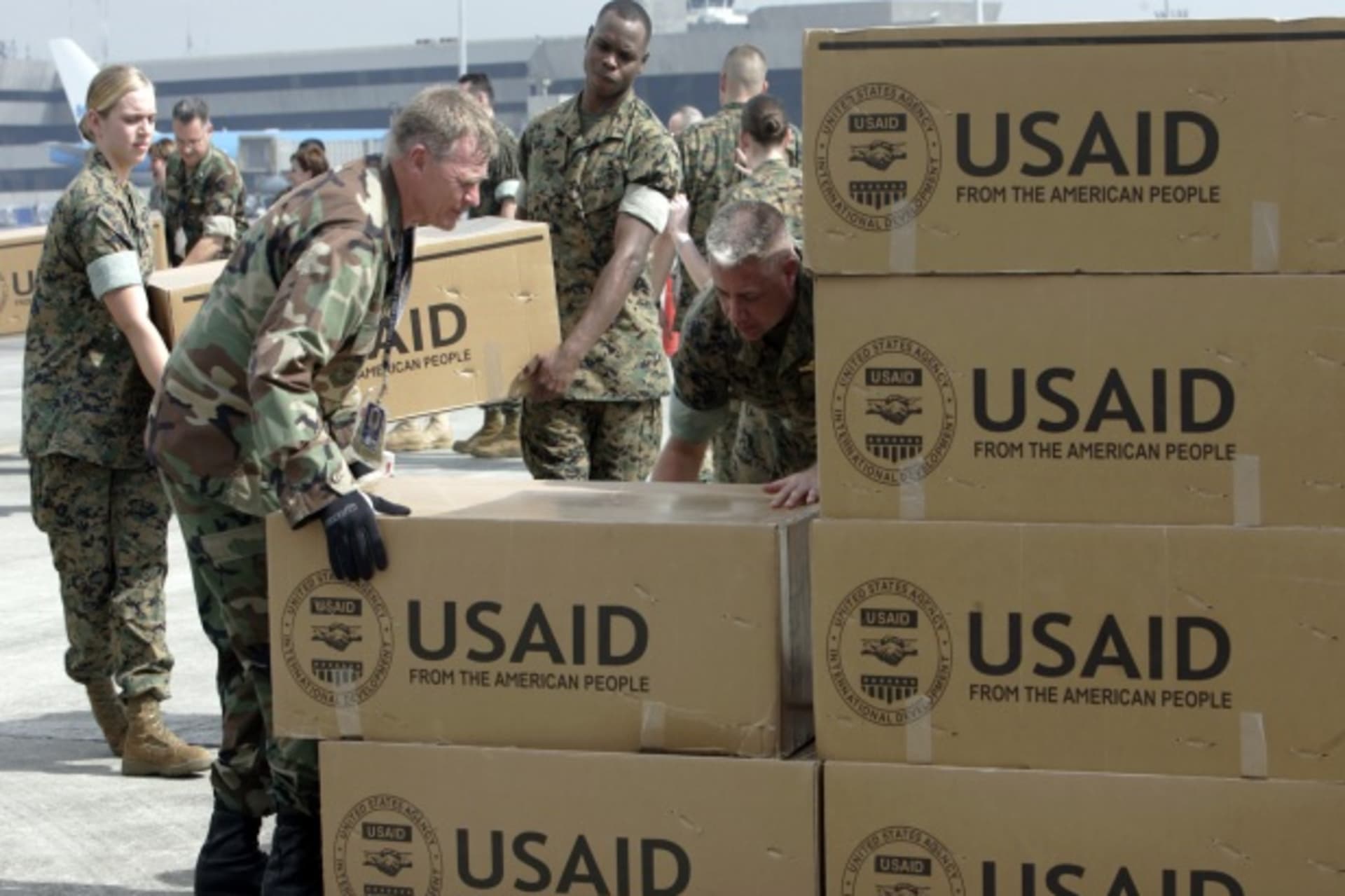 <p>American soldiers carry relief supplies for families affected by a typhoon in the Philippines in 2006 (Courtesy Reuters/Romeo Ranoco).</p>
