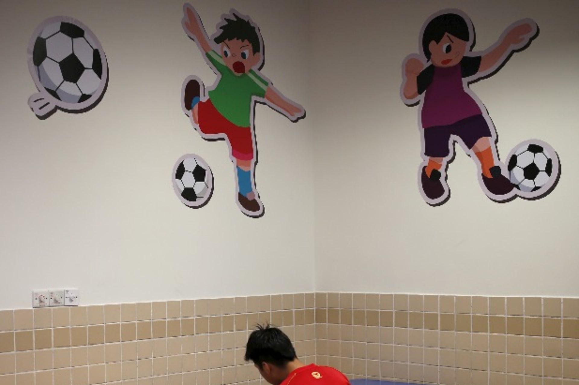 <p>A student eats dinner at Evergrande soccer academy in Qingyuan, southern China December 3, 2015. Picture taken December 3. REUTERS/Tyrone Siu</p>
