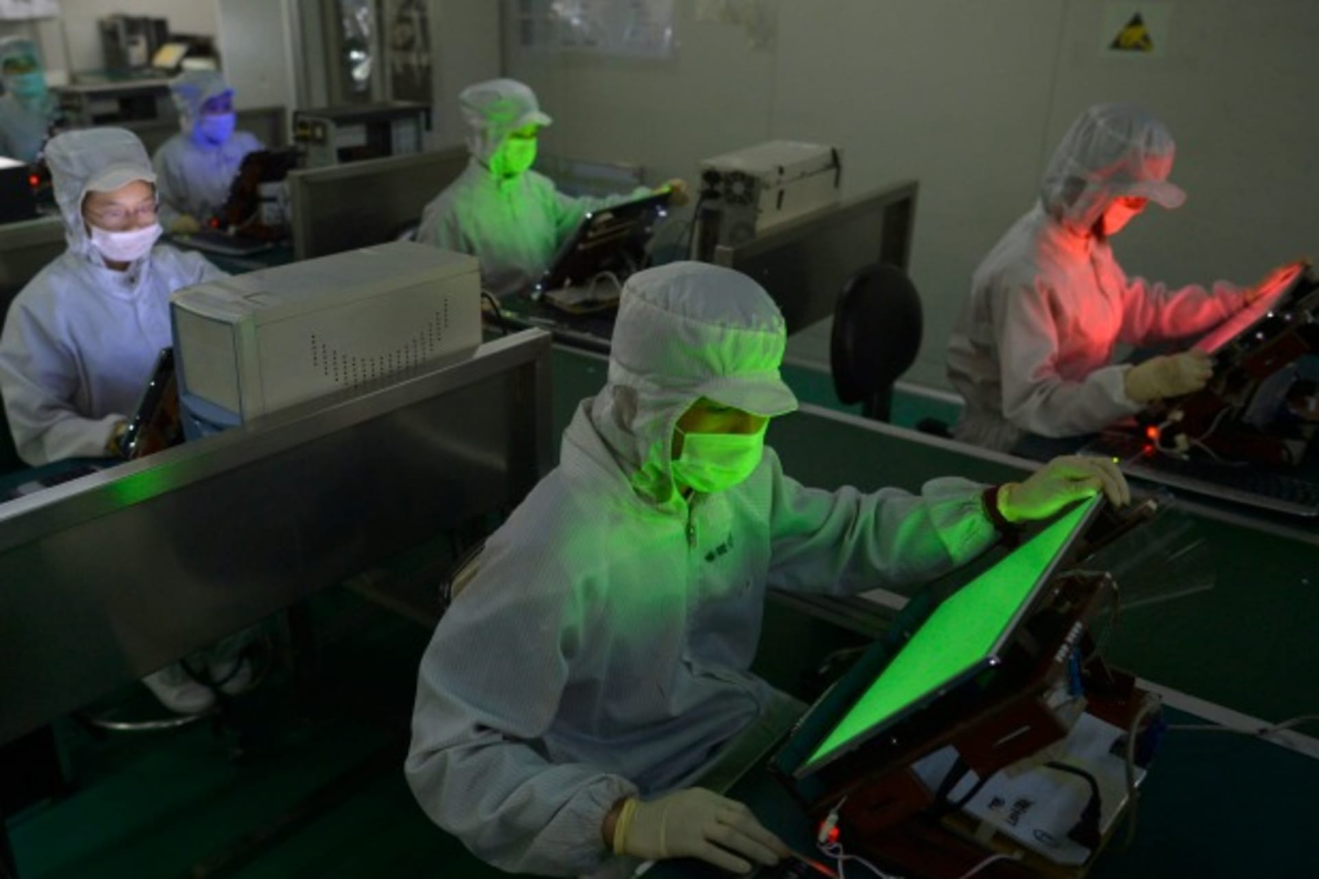 <p>Employees work inside a LCD factory in Wuhan, Hubei province, on May 8, 2013. Chinese flat screen makers, once dismissed as se…bal LCD market, are drawing envious looks from big names such as LG Display Co Ltd and Samsung. (China Daily/Courtesy Reuters)</p>
