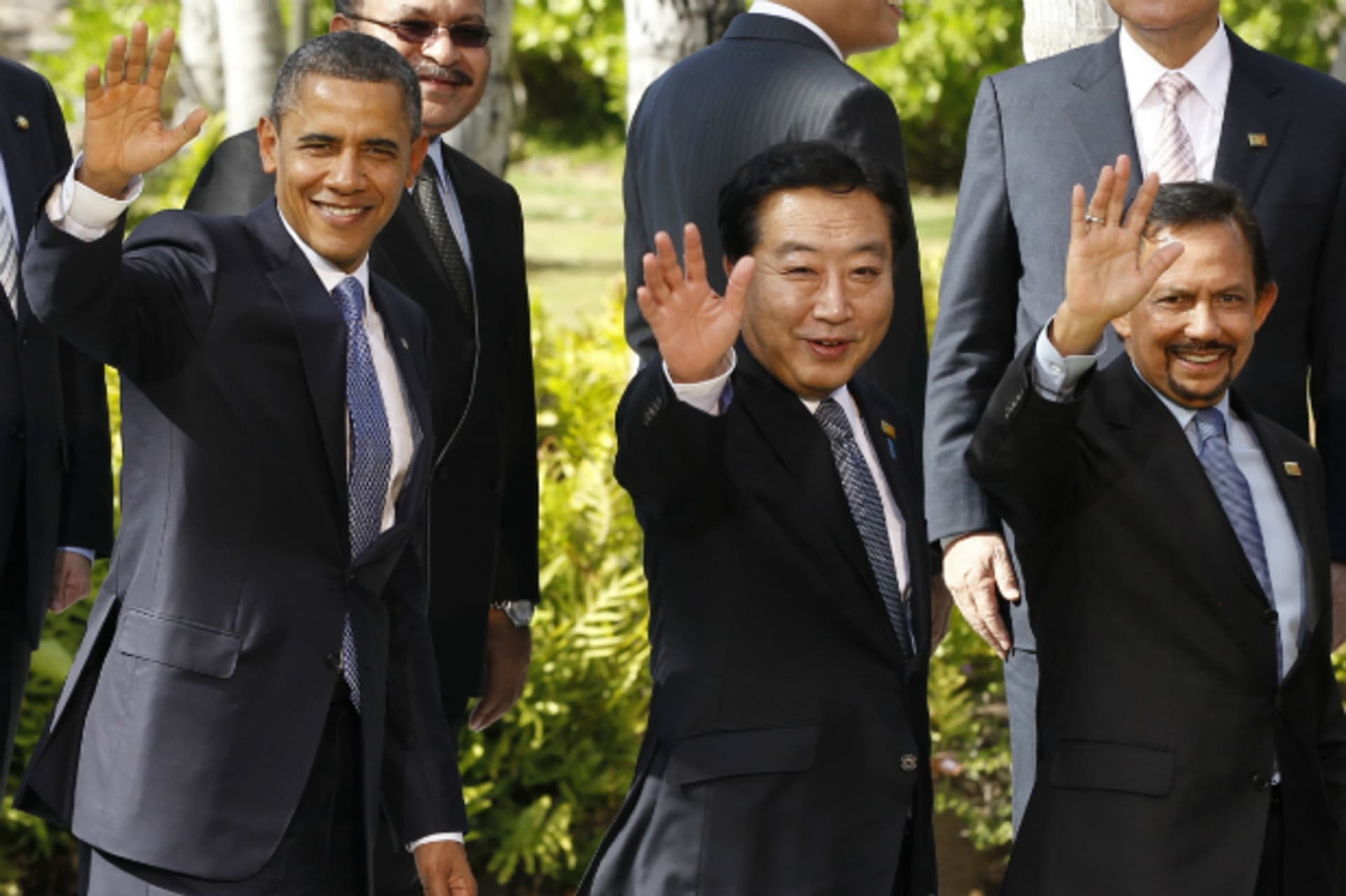 <p>U.S. President Barack Obama, Japan’s Prime Minister Yoshihiko Noda and Brunei’s Sultan Hassanal Bolkiah wave during a leaders’ family photo at the APEC Summit in Honolulu, Hawaii on November 13, 2011. (Jason Reed/Courtesy Reuters)</p>
