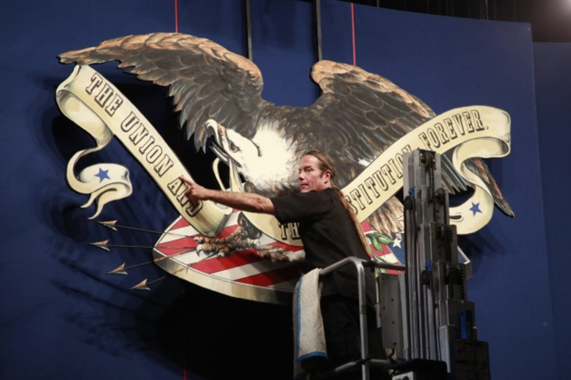 <p>A worker helps to erect an ornamental eagle on the stage for the U.S. presidential debate in Denver, Colorado (Rick Wilking/Courtesy Reuters).</p>

