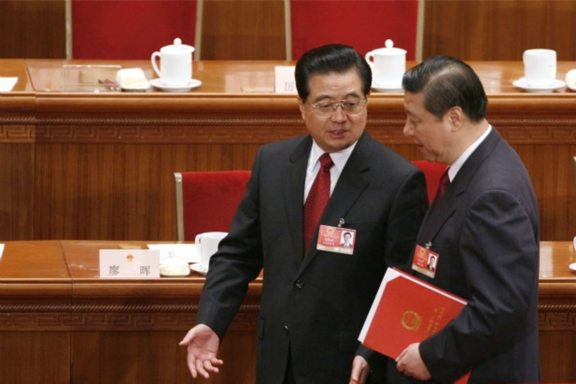 <p>China’s President Hu Jintao talks to Vice President Xi Jinping after the closing ceremony of the National People’s Congress at the Great Hall of the People in Beijing on March 13, 2009.</p>
