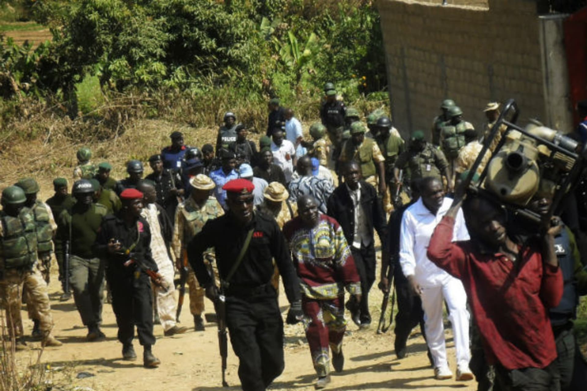 Security personnel arrive near the scene of a car bombing attack on a church in central Nigerian city of Jos 25/12/2011.