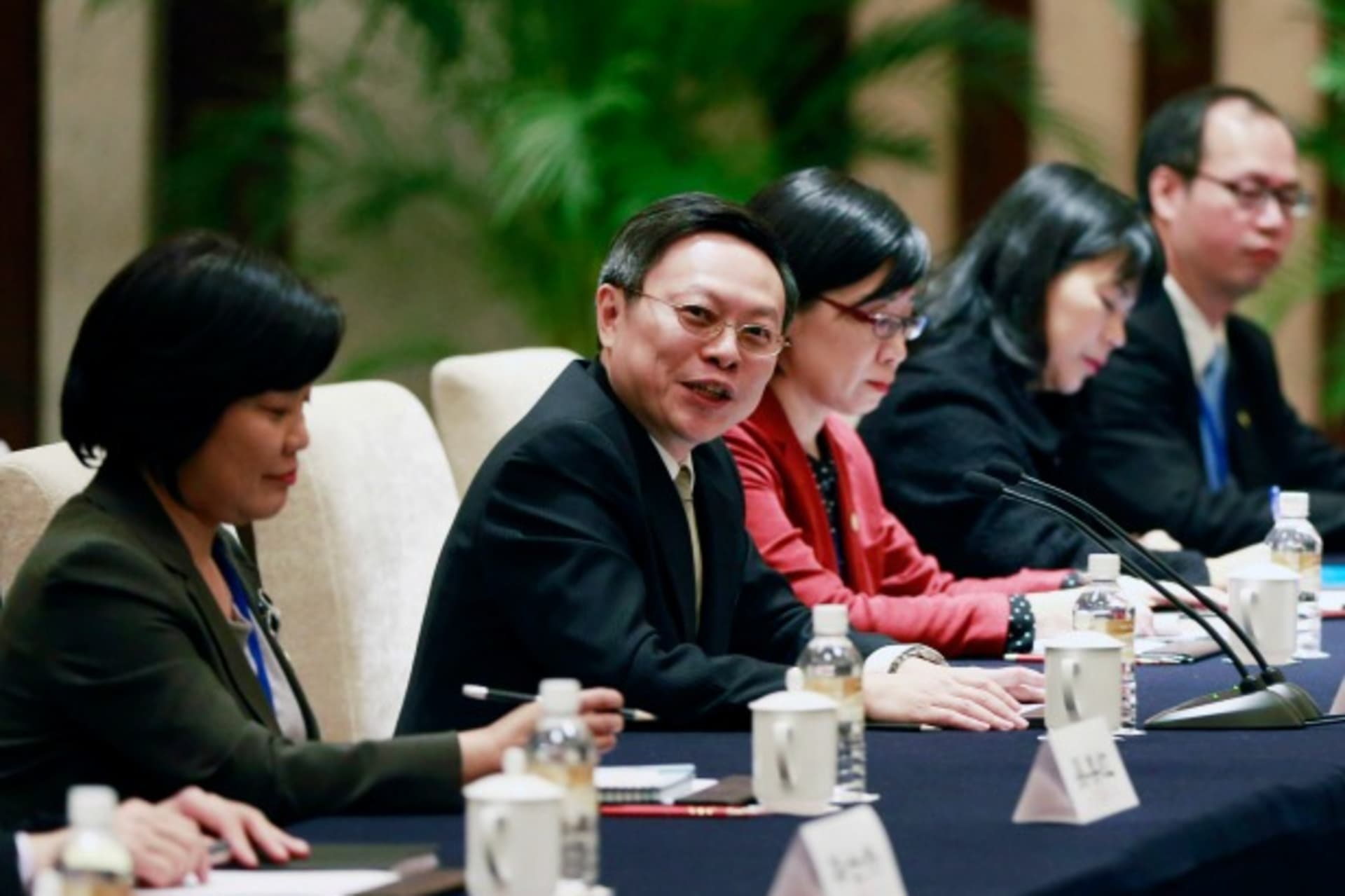 <p>Wang Yu-chi (2nd L), Taiwan’s mainland affairs chief, talks during a meeting with Head of the State Council Taiwan Affairs Office Zhang Zhijun (not pictured), in Nanjing, Jiangsu province, on February 11, 2014. (China Daily/Courtesy Reuters)</p>
