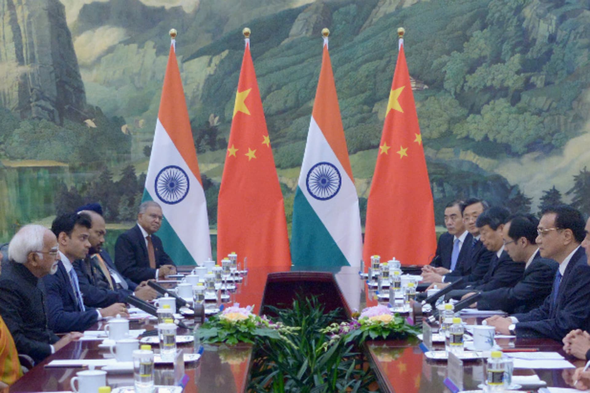 <p>Chinese Premier Li Keqiang meets with India’s Vice President Mohammad Hamid Ansari at the Great Hall of the People in Beijing on June 28, 2014 (Courtesy: Reuters).</p>
