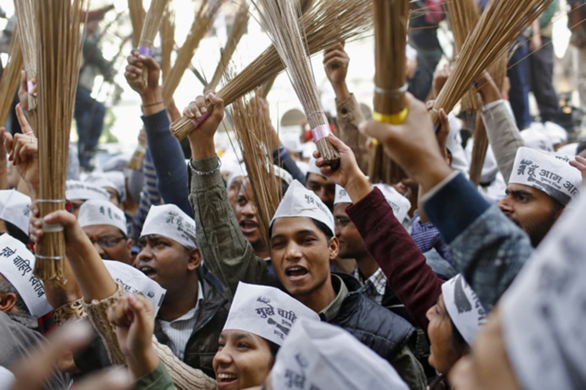 <p>Supporters of Arvind Kejriwal, leader of the newly formed Aam Aadmi (Common Man) Party, hold brooms, the party’s symbol, after…ection win against Delhi’s chief minister Sheila Dikshit, in New Delhi December 8, 2013 (Anindito Mukherjee/Courtesy Reuters).</p>
