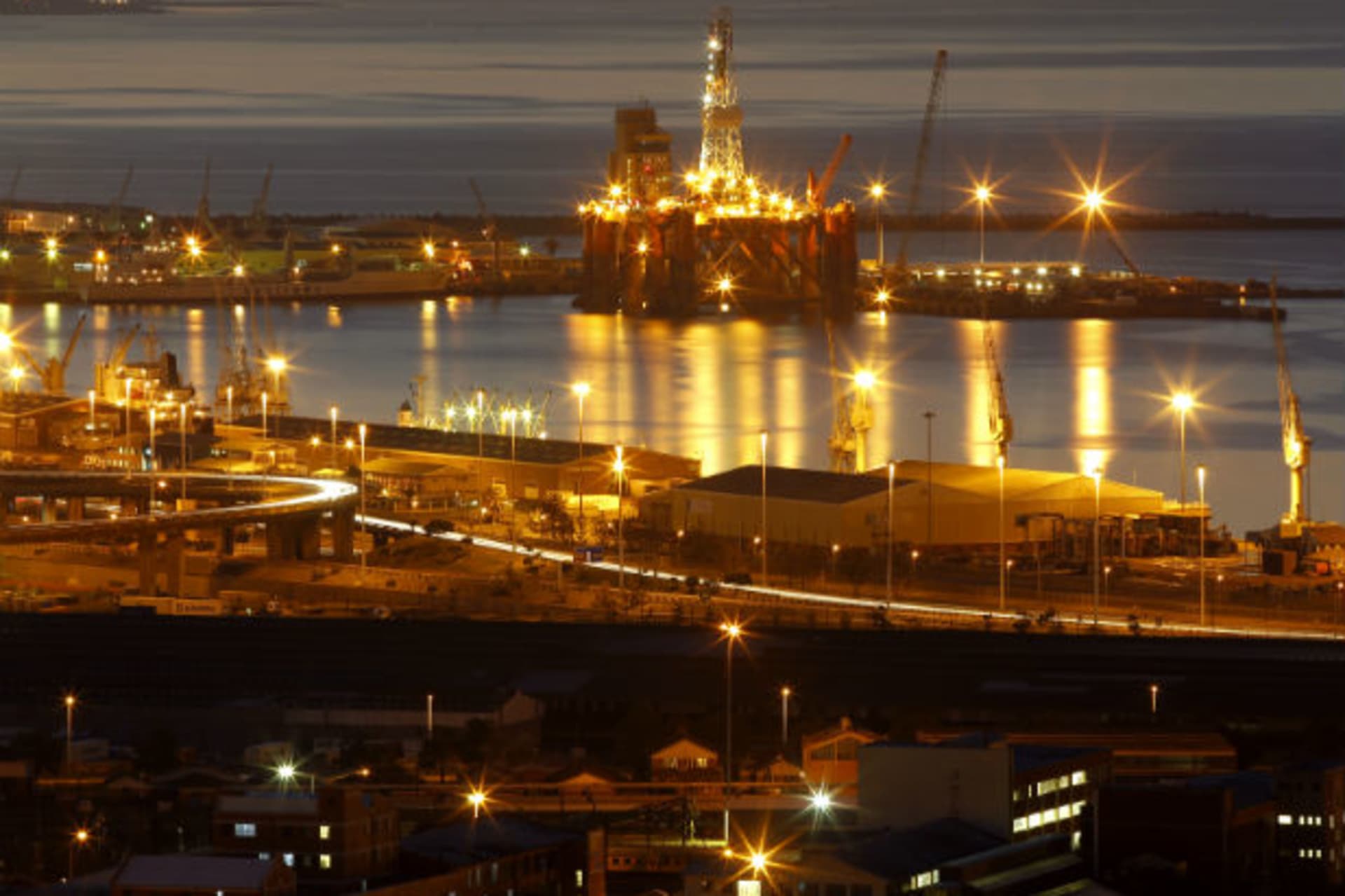 Africa-SAOilRig-20120403