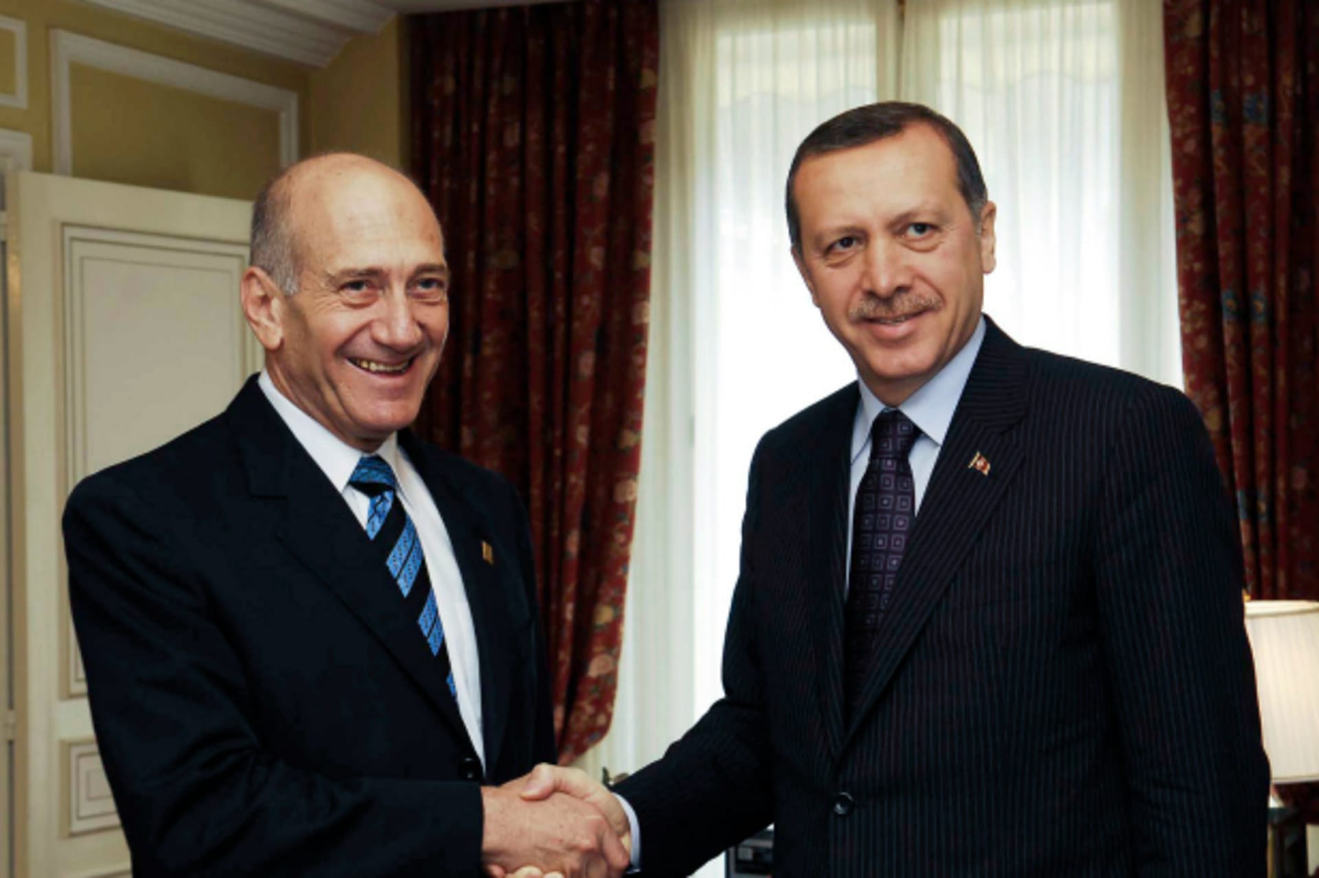 <p>Israel’s Prime Minister Ehud Olmert (L) shakes hands with his Turkish counterpart Tayyip Erdogan at the Elysee Palace July 13, 2008, in this picture released by the Israeli Government Press Office (Avi Ohayon/Reuters).</p>

