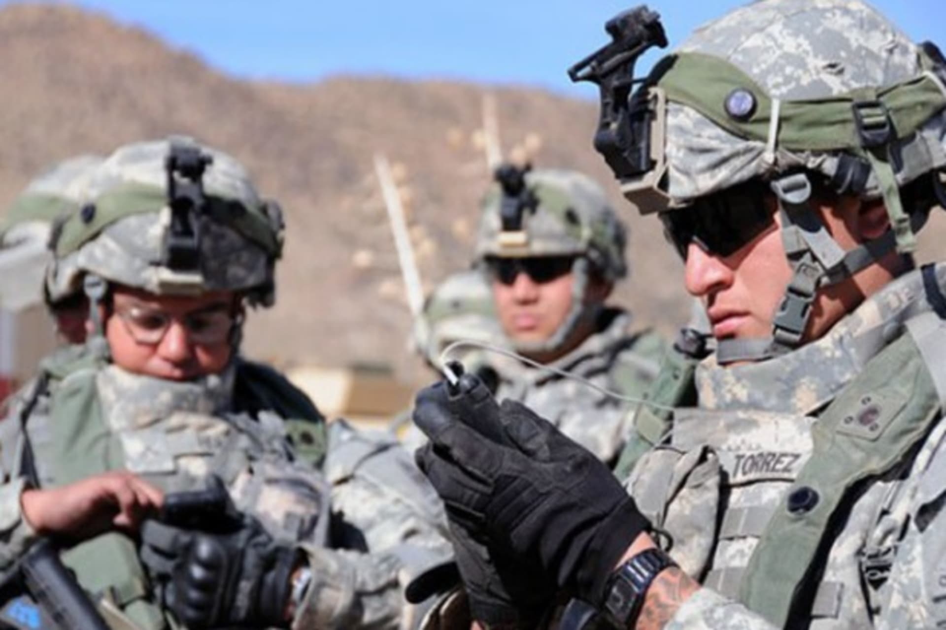 <p>U.S. soldiers use their smartphones.</p>
