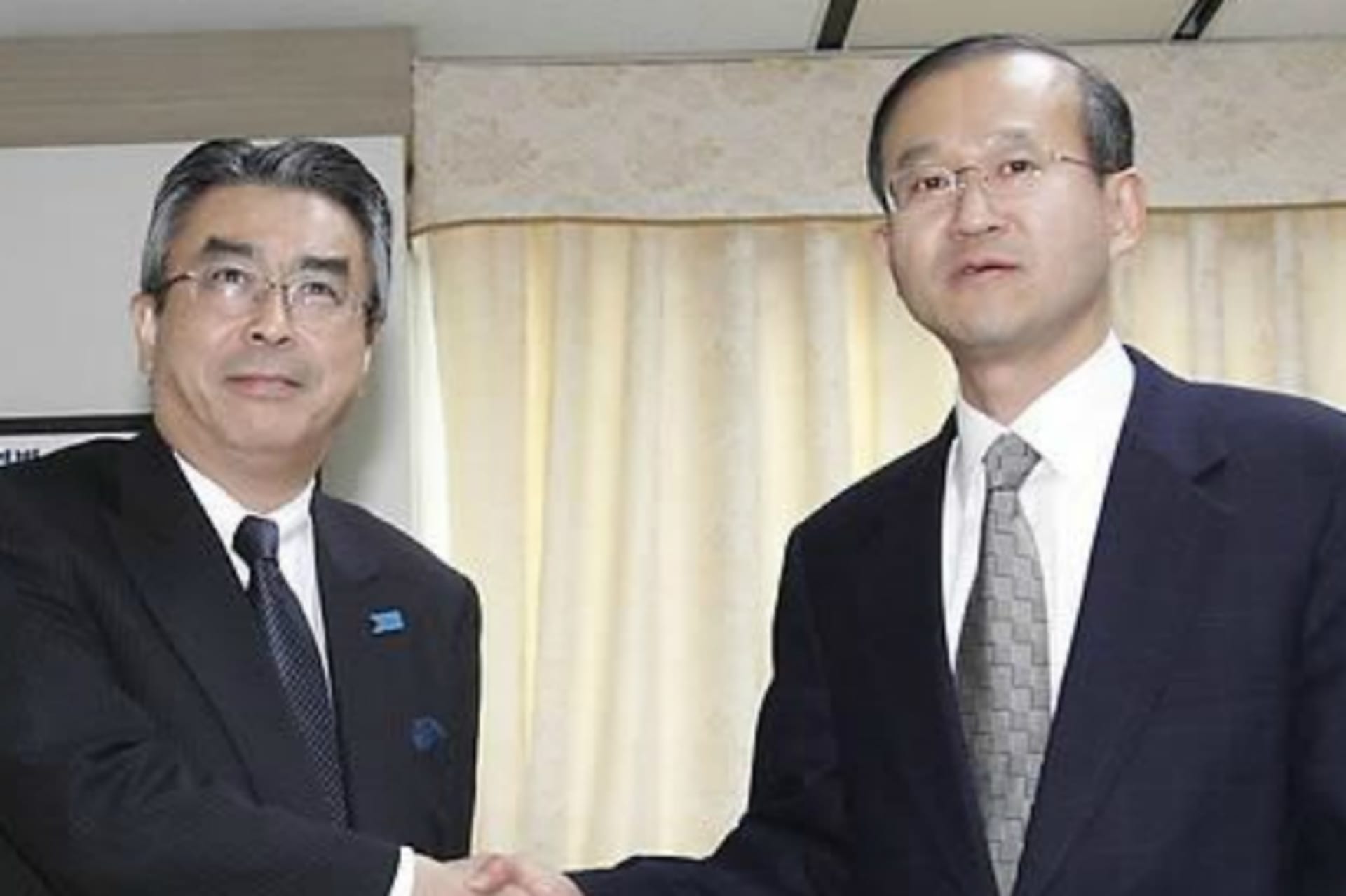 <p>South Korean nuclear envoy Lim Sung-nam and Japanese counterpart Shinsuke Sugiyama. (Courtesy Yonhap News)</p>
