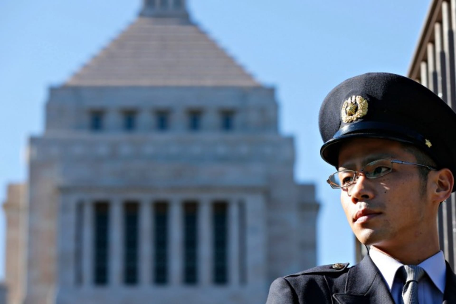 <p>A Diet guard stands guards in front of the parliament building in Tokyo on December 26, 2012. (Yuriko Nakao/Courtesy Reuters)</p>

