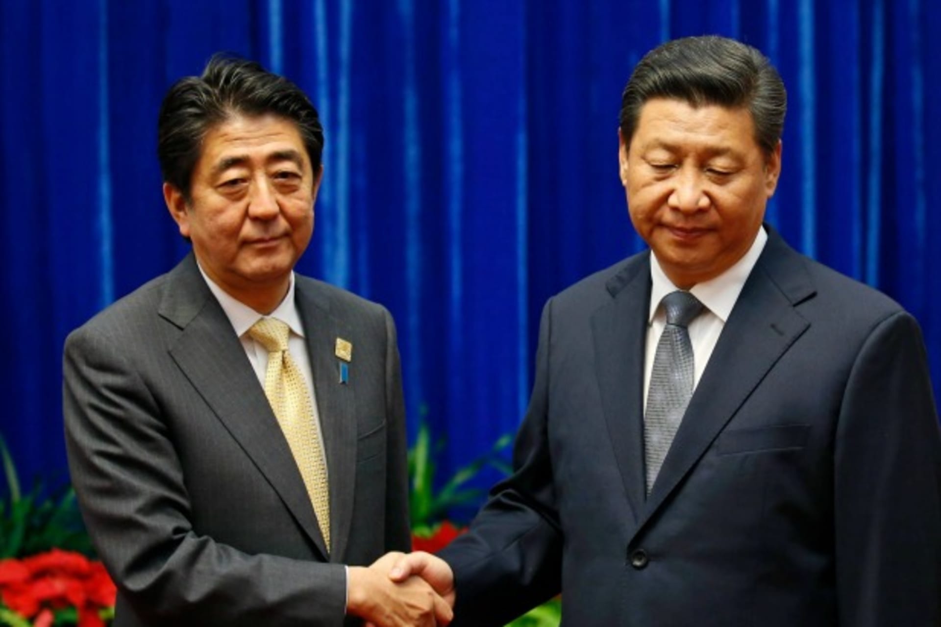 <p>China’s President Xi Jinping (R) shakes hands with Japan’s Prime Minister Shinzo Abe during their meeting at the Great Hall of…s biggest economies over history and territory. REUTERS/Kim Kyung-Hoon (CHINA – Tags: POLITICS BUSINESS TPX IMAGES OF THE DAY)</p>
