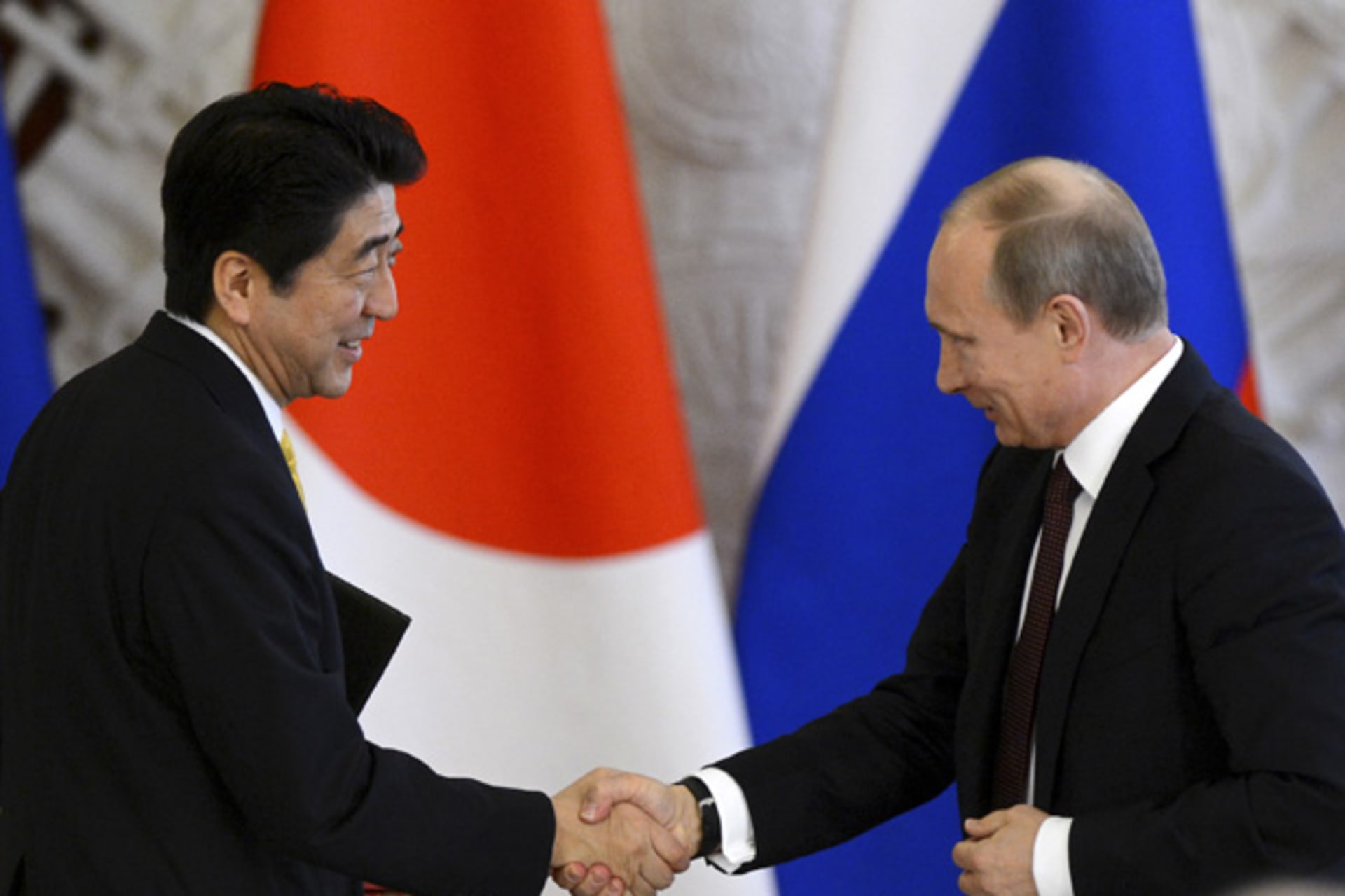 <p>Russia’s President Vladimir Putin (R) shakes hands with Japan’s Prime Minister Shinzo Abe during a signing ceremony at the Kre…e participation in gas projects in Russia. REUTERS/Kirill Kudryavtsev/Pool (RUSSIA – Tags: POLITICS BUSINESS ENERGY) – RTXZ3HU</p>
