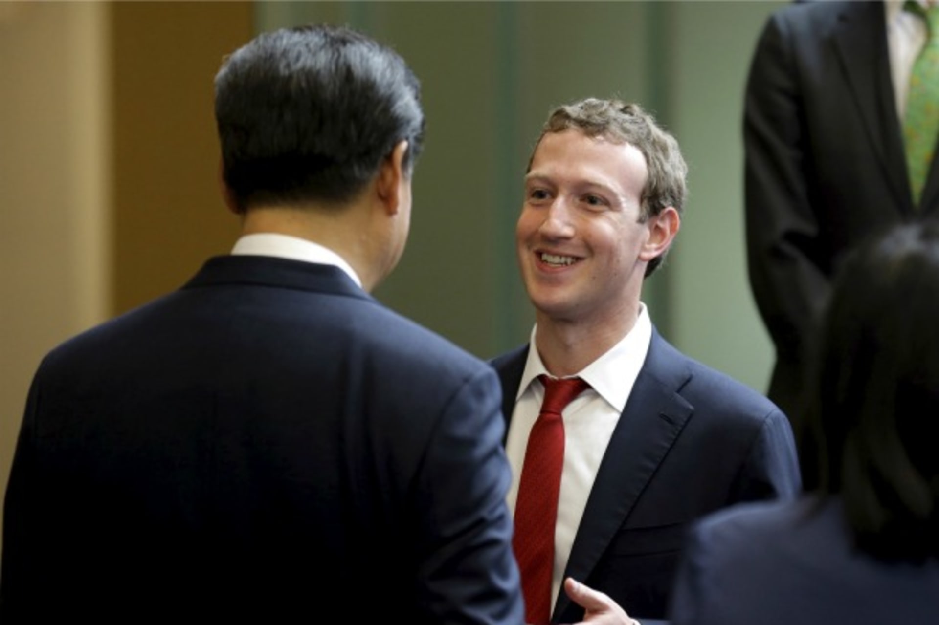 <p>Chinese Communist Party General Secretary Xi Jinping (L) talks with Facebook founder Mark Zuckerberg during a gathering of tech executives at Microsoft’s main campus, September 23, 2015. (Ted S. Warren/Reuters)</p>