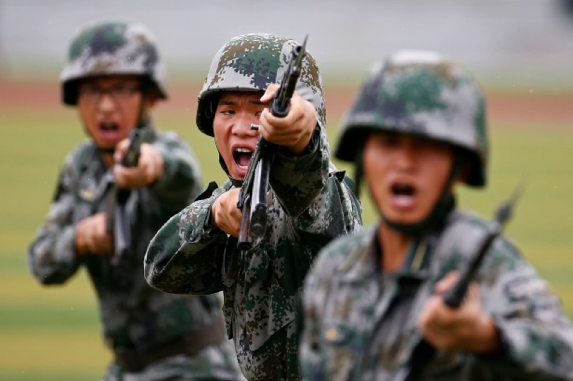 <p>People’s Liberation Army (PLA) soldiers shout as they hold guns and practise in a drill during a organized media tour at a PLA engineering school in Beijing, July 22, 2014. REUTERS/Petar Kujundzic (CHINA – Tags: MILITARY TPX IMAGES OF THE DAY)</p>
