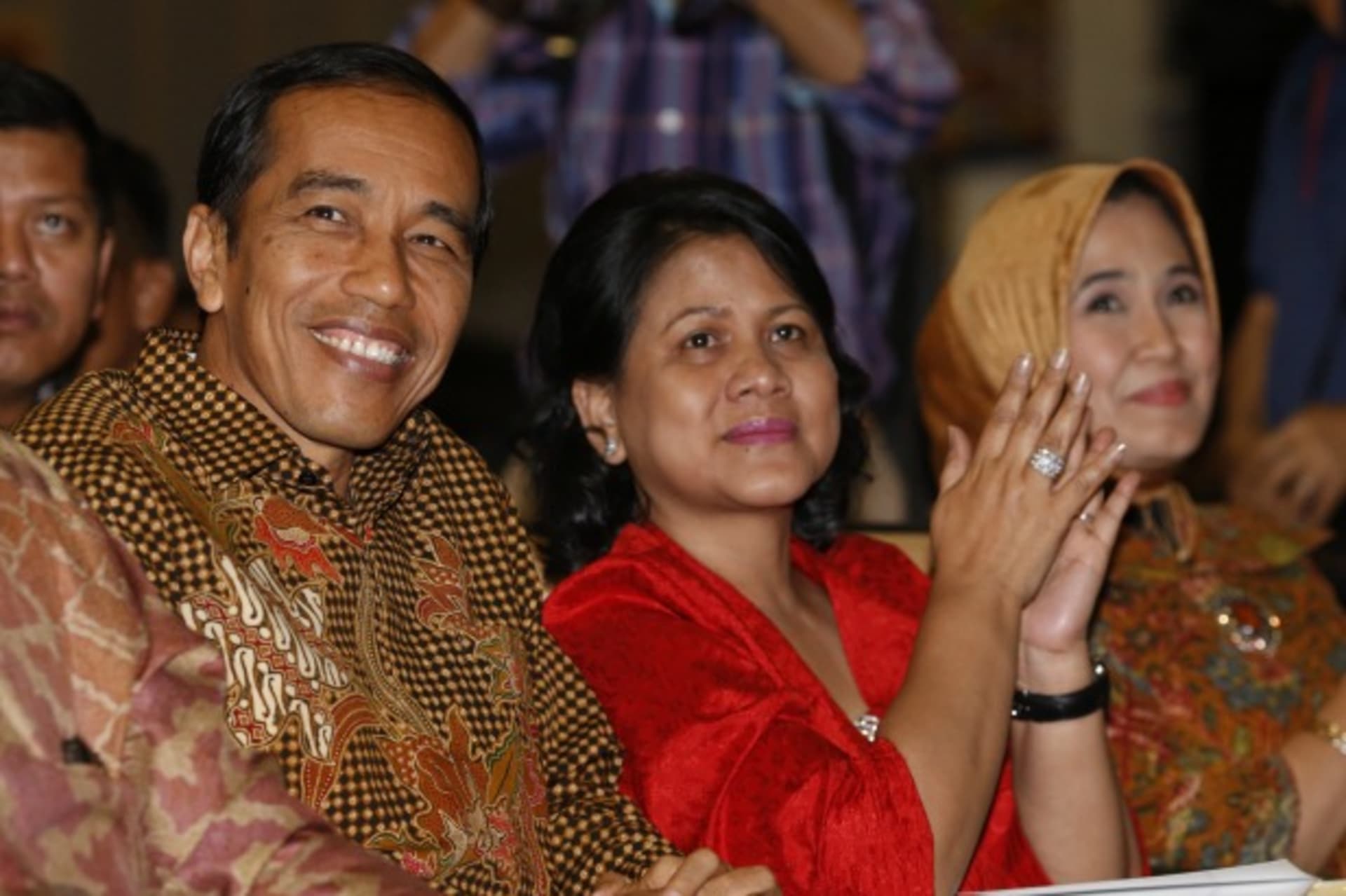 <p>Indonesian President Joko Jokowi Widodo and his wife Iriana react as names are read out during their son’s graduation ceremony…emony of his youngest son, Kaesang Pangarep, according to local media. REUTERS/Edgar Su (SINGAPORE – Tags: EDUCATION POLITICS)</p>
