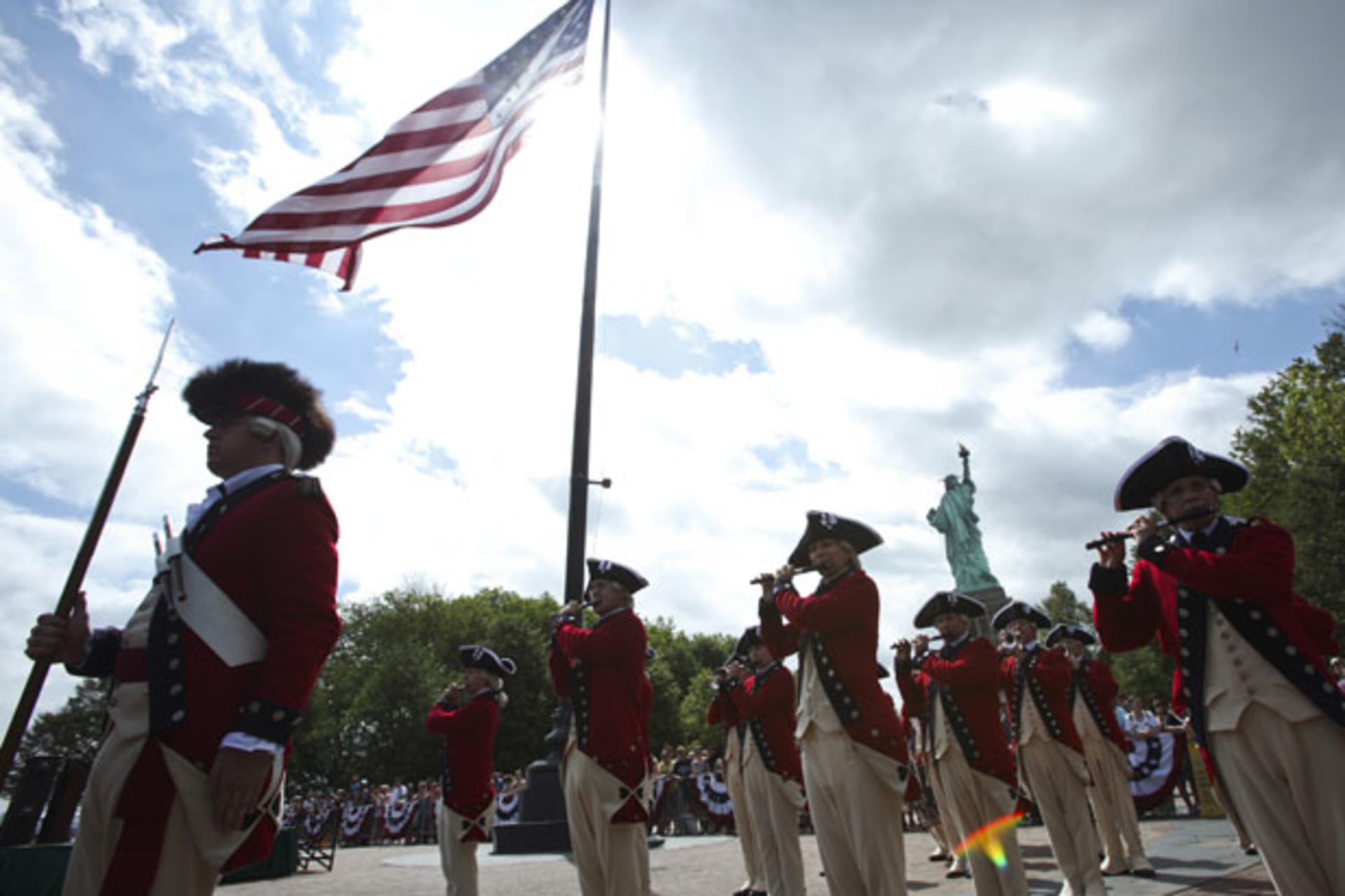<p>U.S. soldiers mark Independence Day at the Statue of Liberty. </p>
