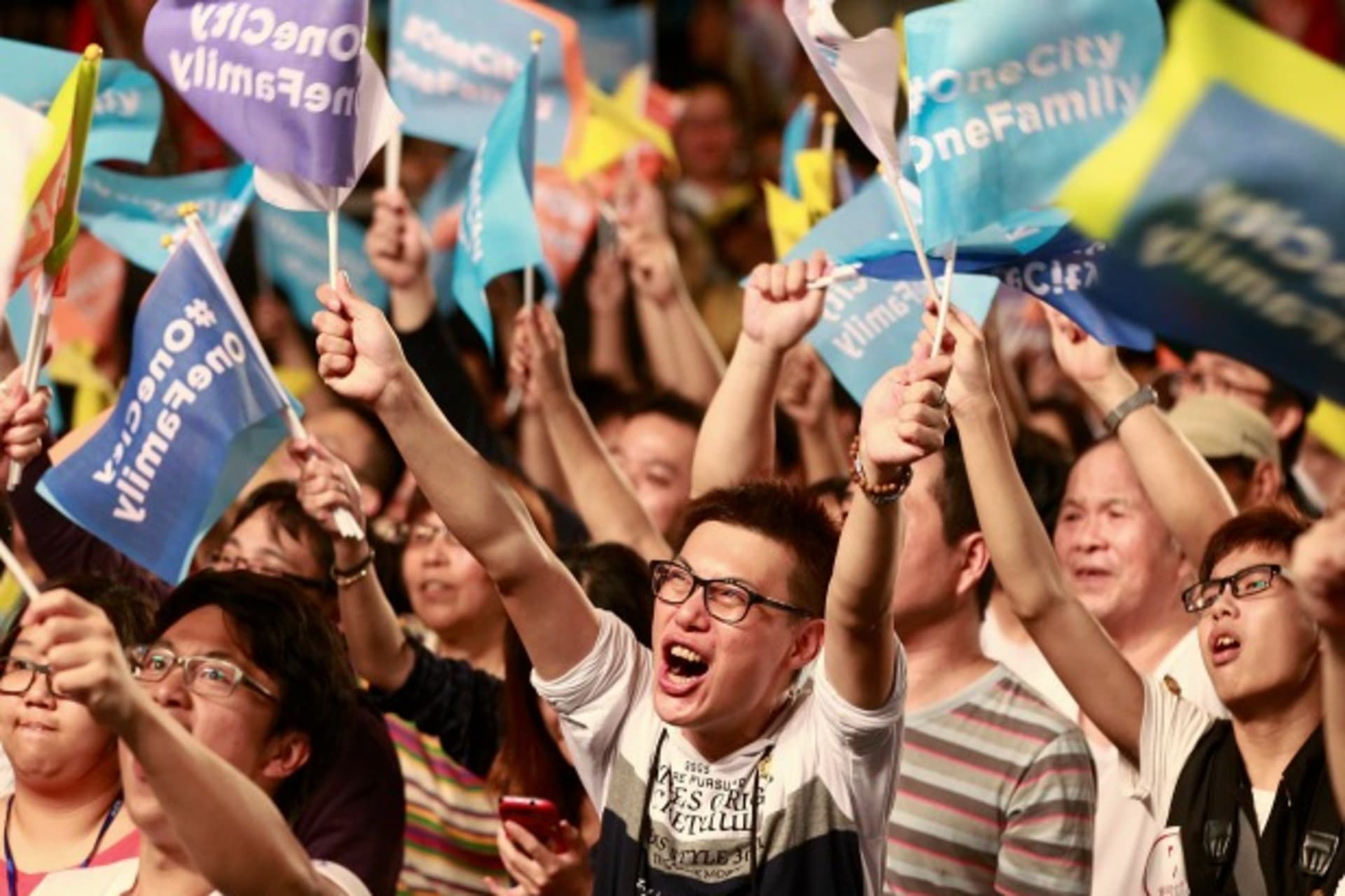 <p>Supporters wave flags after Taipei mayoral candidate Ko Wen-je won the local elections, in Taipei on November 29, 2014 (Pichi Chuang/Courtesy: Reuters).</p>