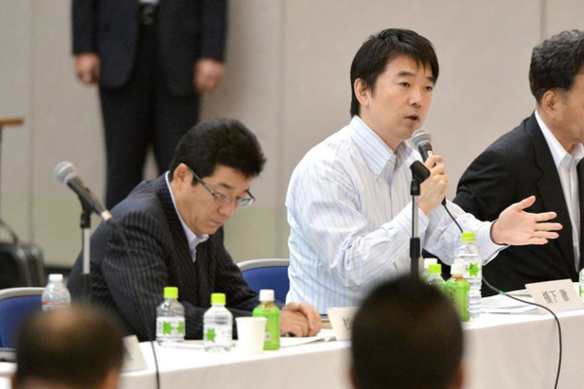 <p>Osaka mayor Toru Hashimoto, center, head of the Japan Restoration Party, and Osaka governor Ichiro Matsui, left, secretary-gen… debate with Diet members and other local leaders in Osaka September 9, 2012 (Yoshinori Mizuno/Courtesy to The Asahi Shimbun).</p>
