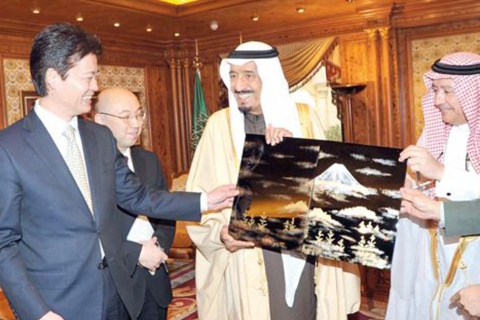 <p>Defense Minister Prince Salman receives a commemorative gift from Japanese Foreign Minister Koichiro Genba following official talks in Riyadh on Sunday. (SPA)</p>
