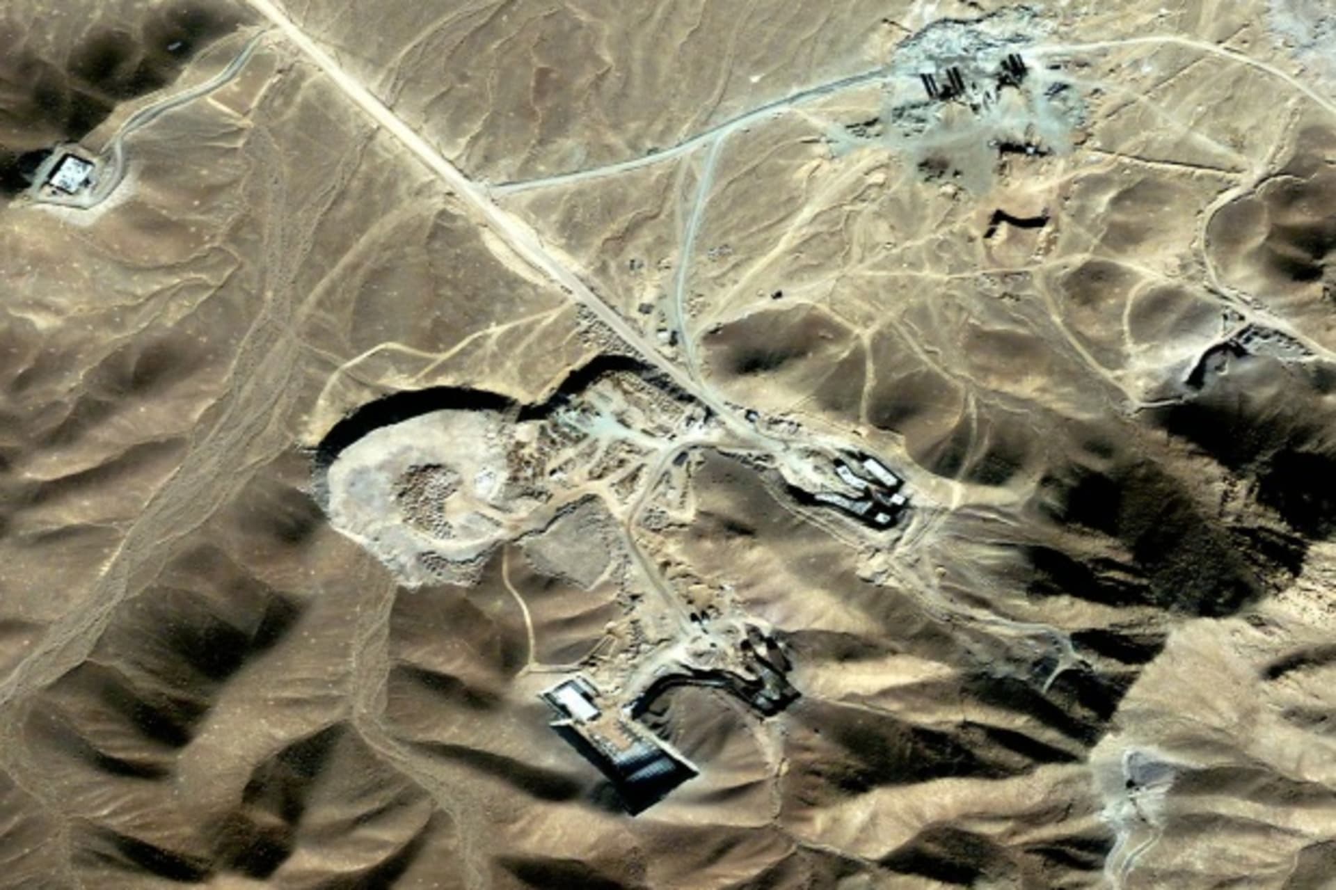 <p>A recent photograph of the suspected uranium-enrichment facility near Iran’s holy city of Qom (Courtesy Reuters).</p>
