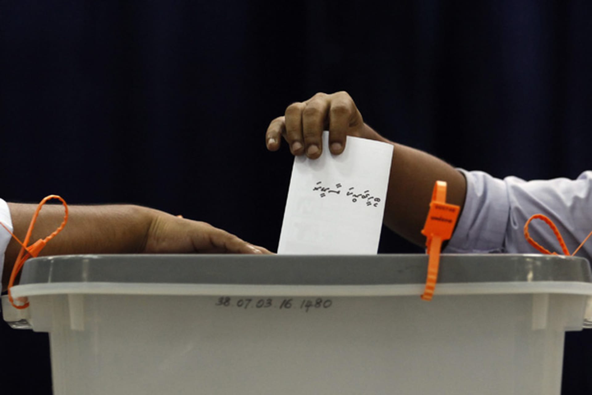 <p>A man casts his vote at a polling centre during the presidential elections in the Maldives September 7, 2013 (Dinuka Liyanawatte/Courtesy Reuters).</p>
